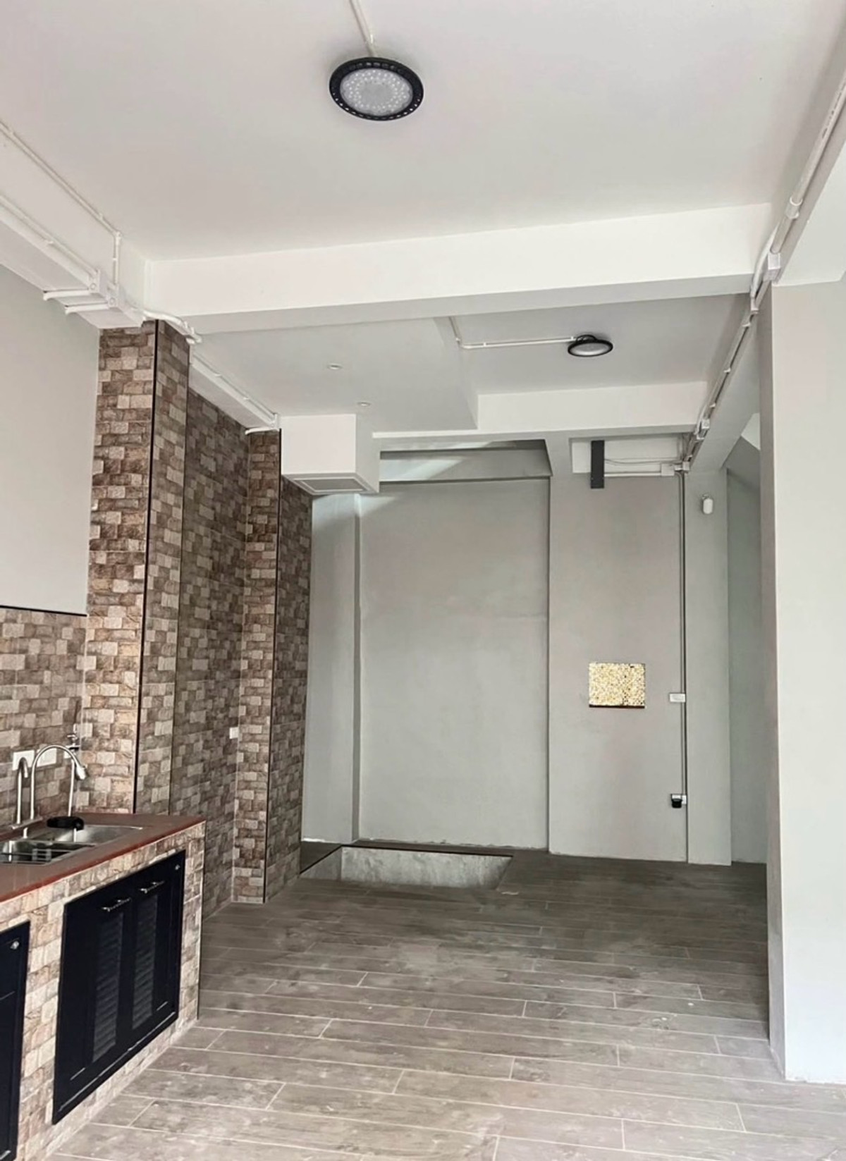 For RentShop HouseYaowarat, Banglamphu : For rent, commercial building, Yaowarat - Ratchawong, near MRT, Wat Mangkorn / Suea Pa / Yaowarat Road, tourist attractions.