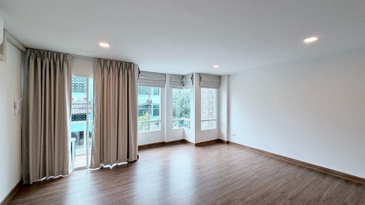 ให้เช่าอ่อนนุช อุดมสุข : บ้าน 3 ชั้น ตกแต่งสวยงาม ให้เช่า ย่านอ่อนนุช-ศรีนครินทร์ ใกล้ปิงมาร์เช่ปาร์ค เพียง 800 เมตร