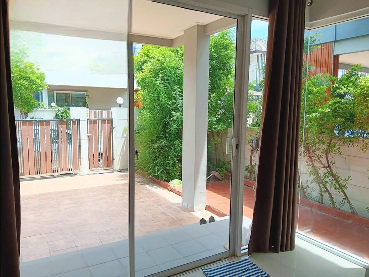 ให้เช่าบ้านสมุทรปราการ สำโรง : ให้เช่า บ้านแฝด 2 ชั้น ม.เมอริทแกรนด์ สุวรรณภูมิ บ้านสวย สภาพดี พร้อมอยู่ ทำเลดี เข้า-ออกได้หลายทาง ราคา 16,000 บาท