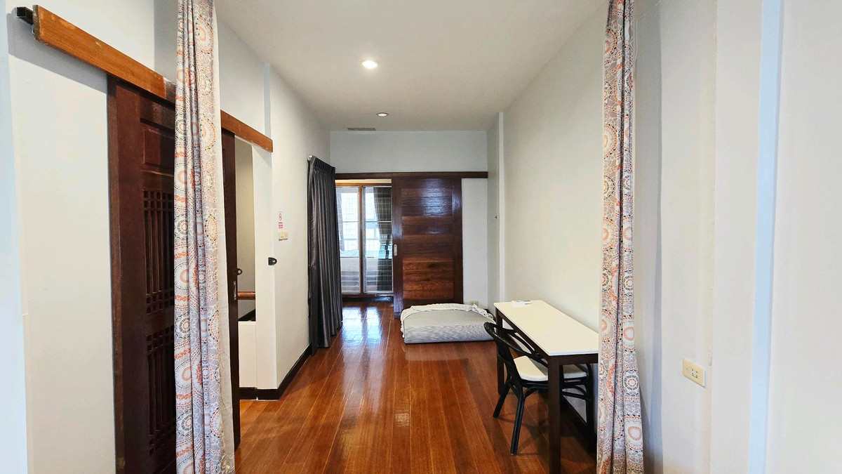 ให้เช่าทาวน์โฮมวงเวียนใหญ่ เจริญนคร : 📣 For Rent | Townhome 2 ชั้น ใกล้ BTS กรุงธนบุรี (ซอยเจริญนคร 18)
🏡 บ้านรีโนเวทใหม่ แต่งครบ พร้อมอยู่ ใกล้ไอคอนสยาม ใกล้สาทร