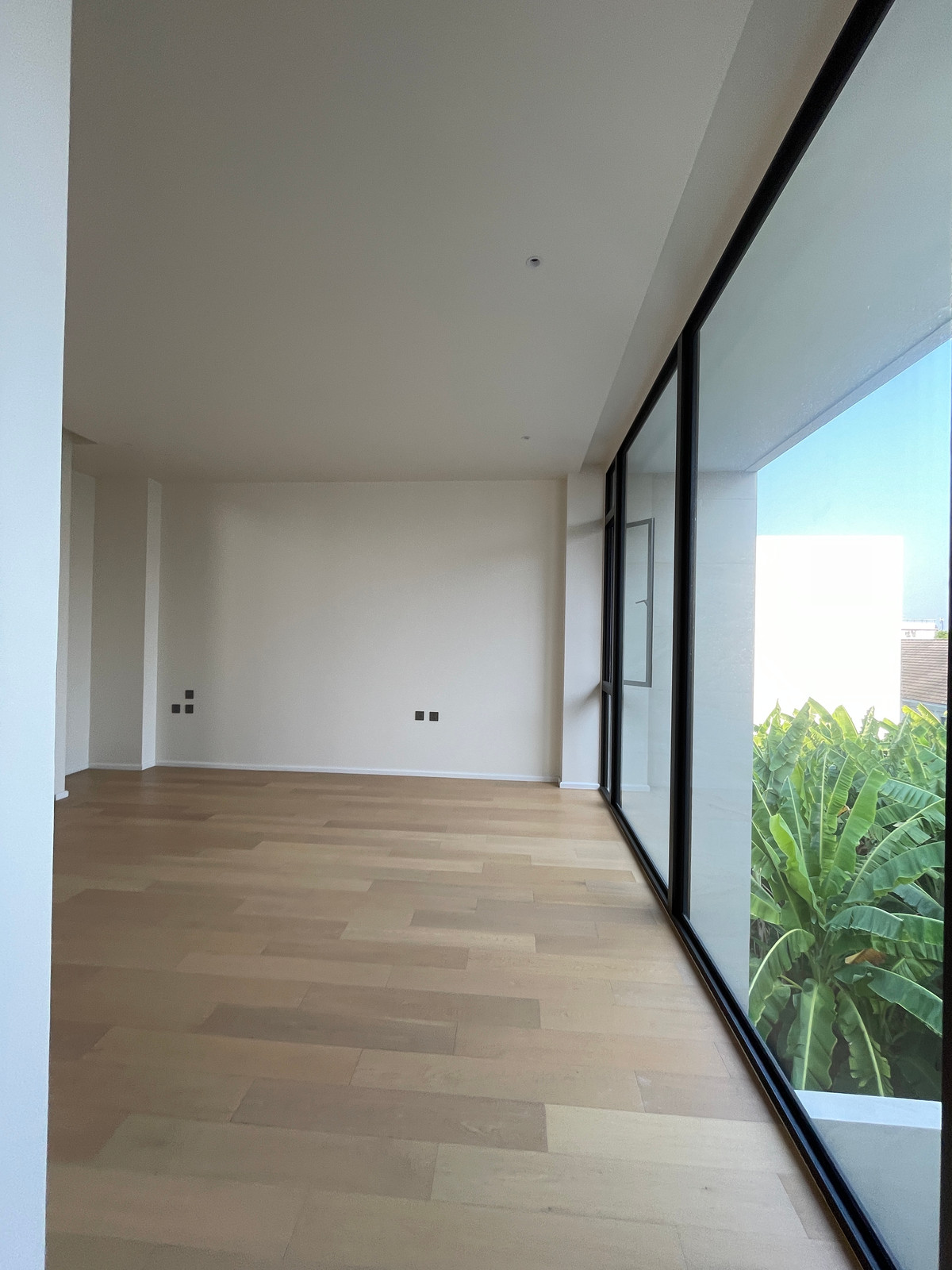 ขายบ้านเลียบทางด่วนรามอินทรา : 🔥 EXCLUSIVE PROMOTION 🔥โอกาสสุดท้ายในการครอบครองในราคาพิเศษที่สุด [ขาย] 💎 Ultra Luxury Show Unit | ELIVA Ekkamai - Eastville 💎 บ้านเดี่ยวหรู 3 ชั้น ดีไซน์ Mid-Century Modern — ความเป็นส่วนตัวสูงสุดเพียง 4 ยูนิตในโครงการ!