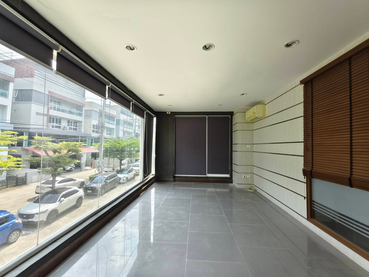 Home OfficeLadkrabang, Suwannaphum Airport : For sale/rent 4-story home office next to The Terminal Suvarnabhumi project, has a built-in elevator, near Suvarnabhumi Airport.