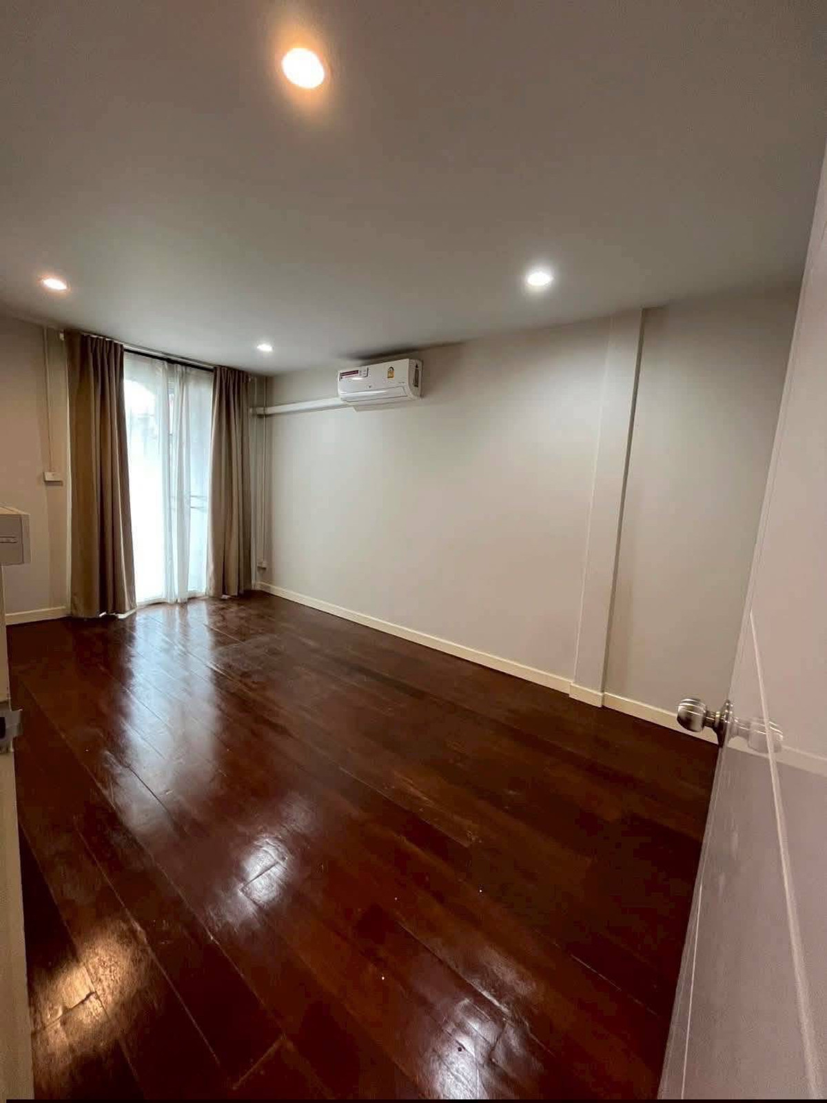 For RentTownhomePattanakan, Srinakarin : Townhome for rent, Phatthanakan 23, suitable for living. Small home office near APL Ramkhamhaeng (N.2043)