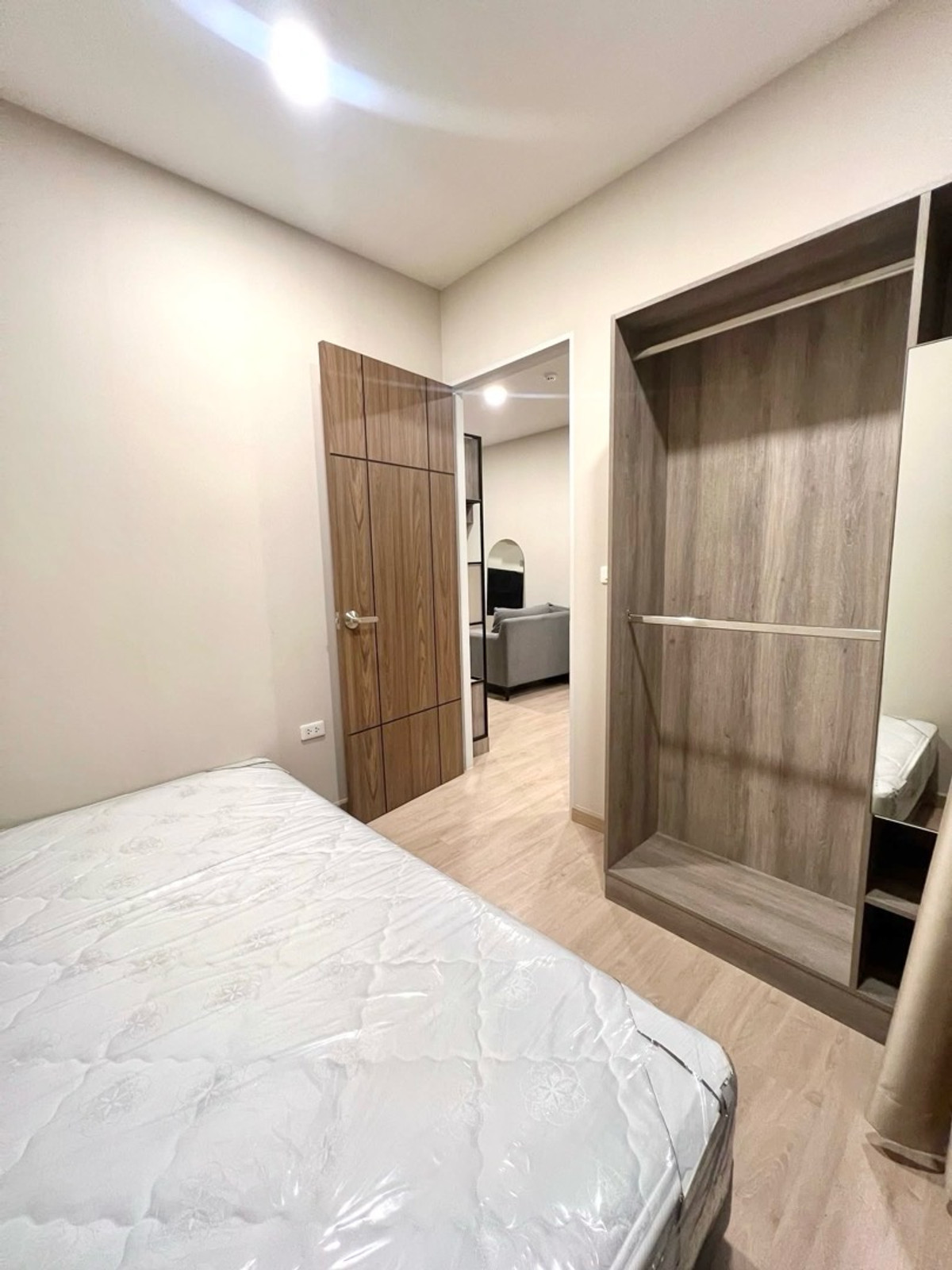 ให้เช่าคอนโดแจ้งวัฒนะ เมืองทอง : คอนโด 2 ห้องนอน ใกล้ ศูนย์ราชการแจ้งวัฒนะ / รถไฟรถไฟฟ้า  ราคาดีมาก 🔥🔥
📍โครงการ : The Cube North แจ้งวัฒนะ 12 
🚝 ใกล้ : MRT สถานีแจ้งวัฒนะ 14 เพียง 350 เมตร
💵 ราคาเช่า : 11,500 บาท / เดือน