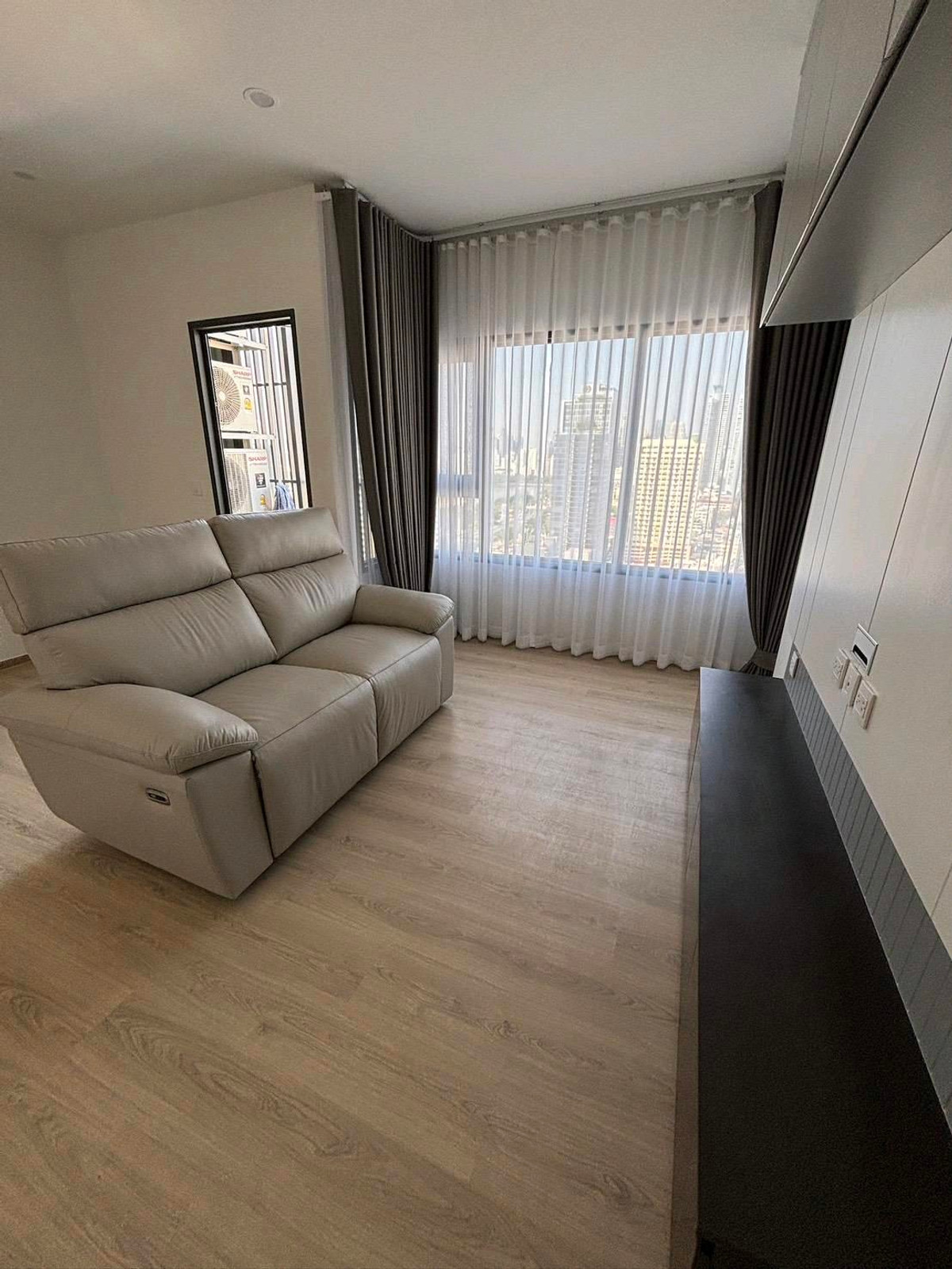 ขายคอนโดคลองเตย กล้วยน้ำไท : 2 ห้องนอน คอนโดหรู ไลฟ์ อโศก พระราม4  Call: 083-966-3665