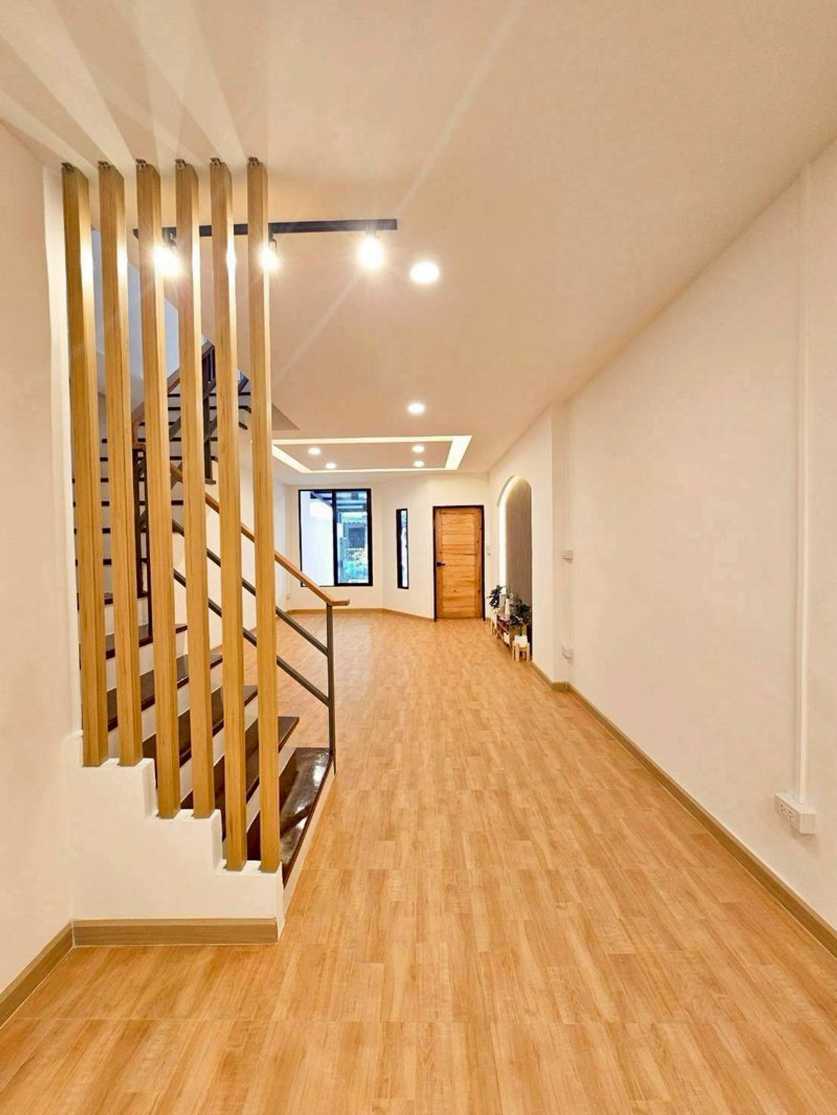 ขายทาวน์โฮมวิภาวดี ดอนเมือง หลักสี่ : ขาย ‼️ ทาวน์เฮ้าส์ หมู่บ้านอยู่เจริญ 2 ชั้น เนื้อที่ 17.5 ตารางวา 2 ห้องนอน 2 ห้องน้ำ ซอยวิภาวดีรังสิต 37 ติดถนนวิภาวดีรังสิต แขวงสนามบิน เขตดอนเมือง กรุงเทพมหานคร (ทำเลดี ตรงข้ามสนามบินดอนเมือง )