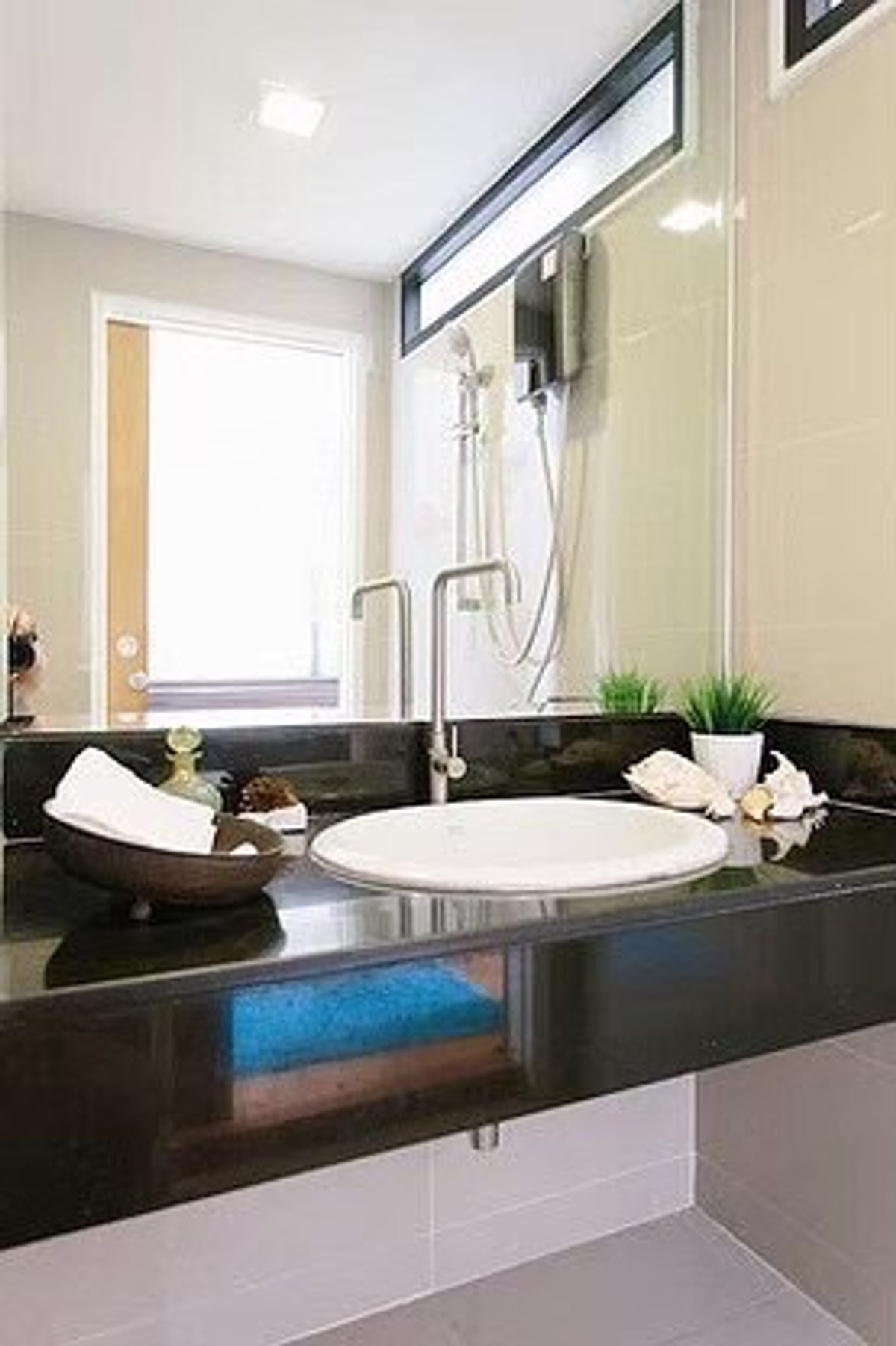 For RentCondoSukhumvit, Asoke, Thonglor : Urgently available room for rent: Young Place, Soi Prasarnmit (Sukhumvit 23). If interested in negotiating the price, add Line @condo168 (with @ in front as well)