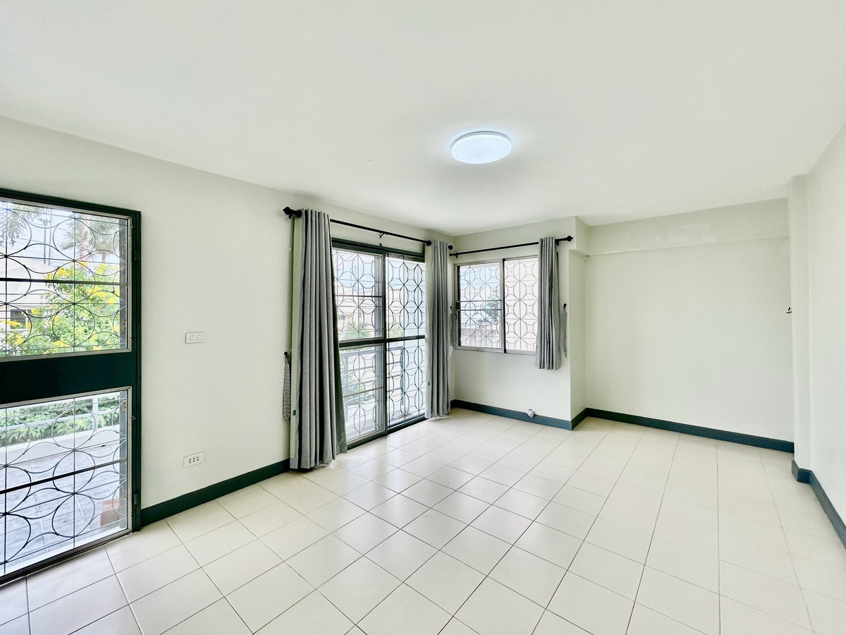 ให้เช่าบ้านปิ่นเกล้า จรัญสนิทวงศ์ : ให้เช่าบ้านแฝด 2 ชั้น 42 ตร.ว. ห่างจากถนนกาญจนาภิเษก200เมตรจากตัวบ้าน ใกล้ถนนพรานนกตัดใหม่200เมตร และใกล้เดอะพาสิโอ้ 1.5 กม. 