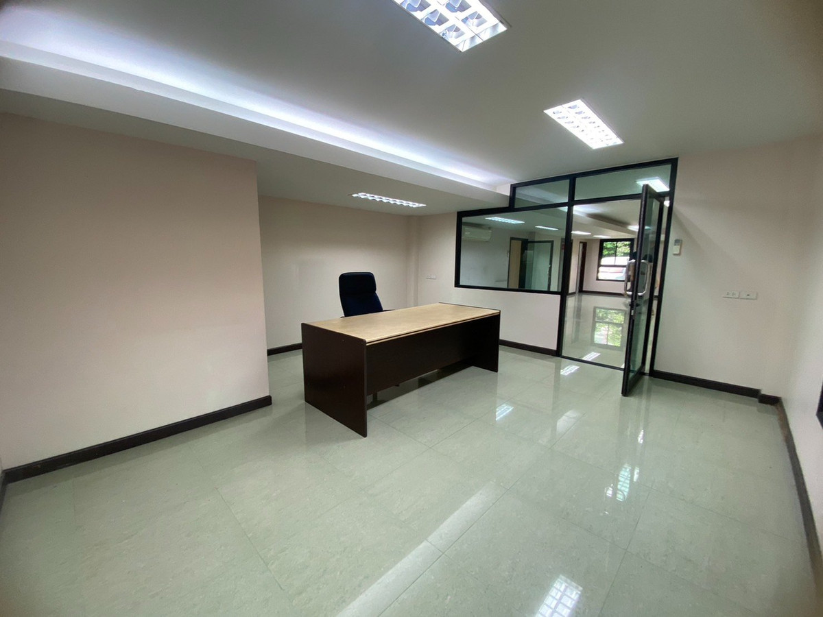 For RentOfficeVipawadee, Don Mueang, Lak Si : 🏬 Luxury Office Building for Rent 📐️Usable area 728 sqm. ✈️Close to Don Mueang International Airport 