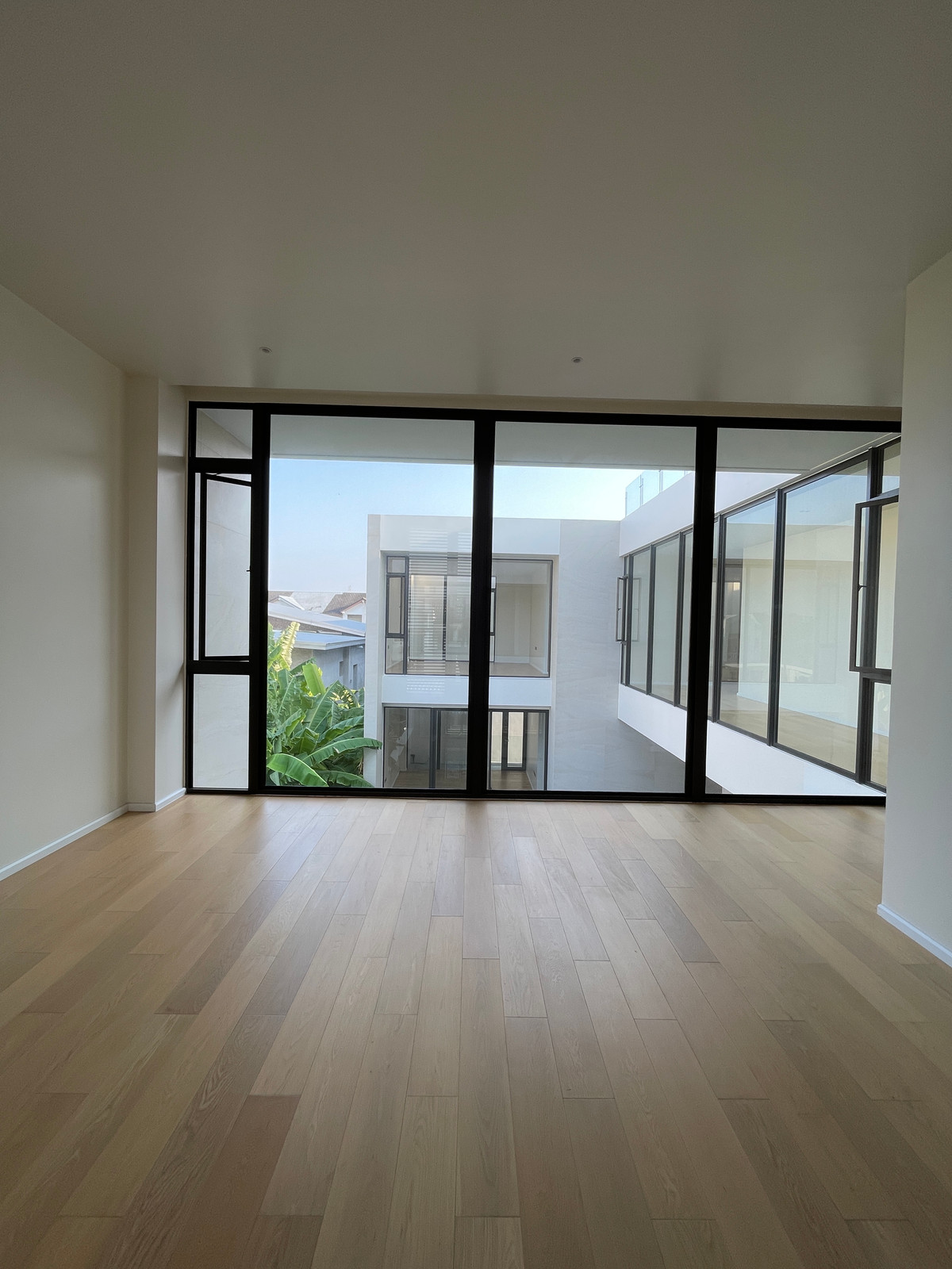 ขายบ้านเลียบทางด่วนรามอินทรา : 🔥 EXCLUSIVE PROMOTION 🔥โอกาสสุดท้ายในการครอบครองในราคาพิเศษที่สุด [ขาย] 💎 Ultra Luxury Show Unit | ELIVA Ekkamai - Eastville 💎 บ้านเดี่ยวหรู 3 ชั้น ดีไซน์ Mid-Century Modern — ความเป็นส่วนตัวสูงสุดเพียง 4 ยูนิตในโครงการ!