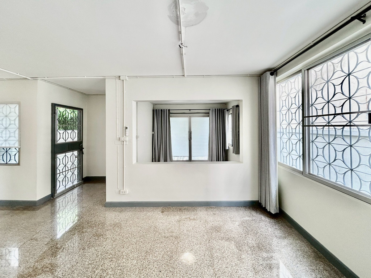 ให้เช่าบ้านปิ่นเกล้า จรัญสนิทวงศ์ : ให้เช่าบ้านแฝด 2 ชั้น 42 ตร.ว. ห่างจากถนนกาญจนาภิเษก200เมตรจากตัวบ้าน ใกล้ถนนพรานนกตัดใหม่200เมตร และใกล้เดอะพาสิโอ้ 1.5 กม. 