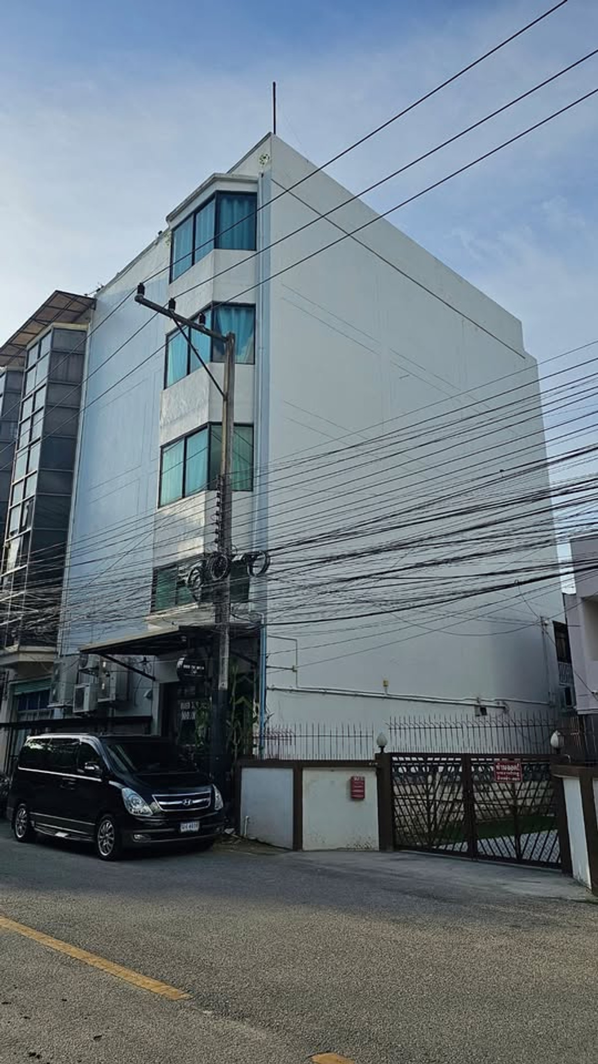 ขายอาคารพาณิชย์เชียงใหม่ : อาคารพาณิชย์ 4 ชั้นครึ่ง มีดาดฟ้าวิวดอยสุเทพ (ใกล้คูเมือง) รีโนเวทใหม่ พร้อมเปิดธุรกิจได้ทันที