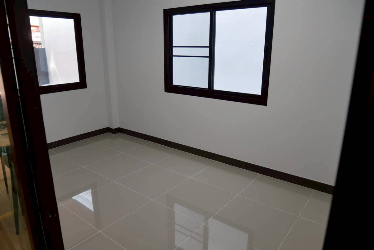 ขายทาวน์โฮมมีนบุรี-ร่มเกล้า : S2962 ขายบ้านเดี่ยว 2 ชั้น ตกแต่งใหม่ทั้งหลัง หมู่บ้านอมรทรัพย์ อยู่วิทยา หนองจอก จบในงบไม่ถึง 2 ล้าน