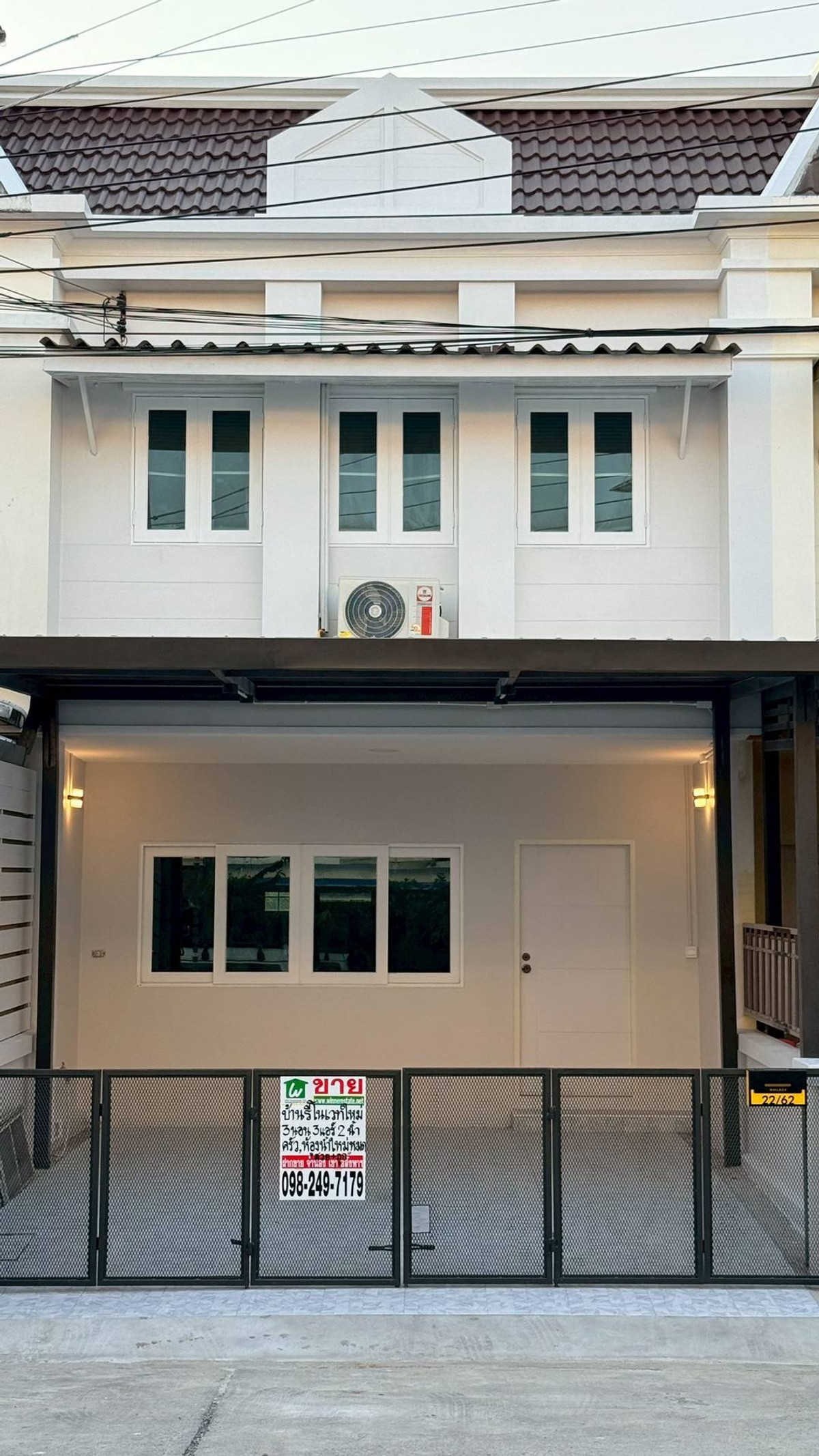 ขายทาวน์โฮมลาดกระบัง สุวรรณภูมิ : ขายด่วน ทฮ 2 ชั้น 3 ห้องนอน รีโนเวทใหม่ทั้งหมด หมู่บ้าน ดิเอ็กคลูซีฟ เฉลิมพระเกียรติ ร.9 ซอย72 ใกล้วงแหวนกาญจนาภิเษก, สนามบินสุวรรณภูมิ (Gant-285)