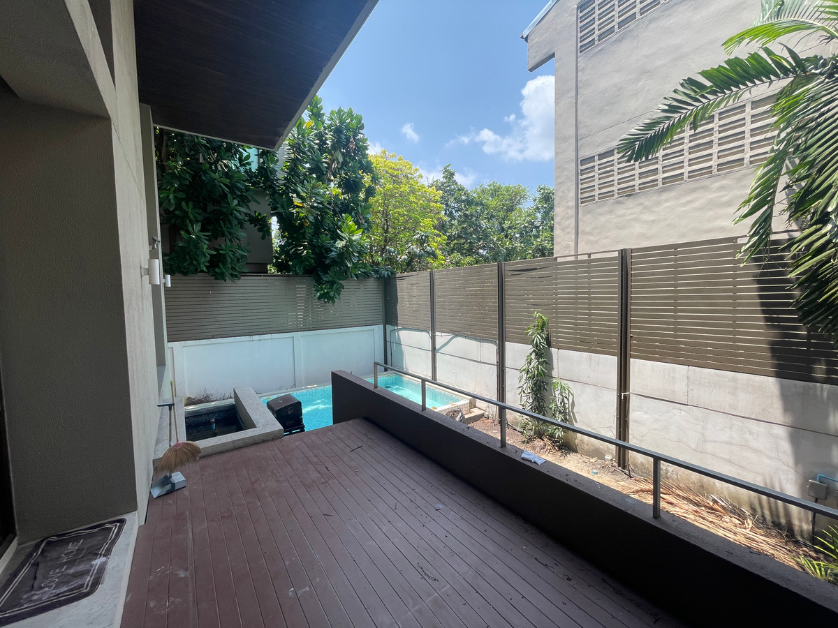 For SaleCondoSathorn, Narathiwat : Luxury Residence in Sathorn Area | Spacious 360 Sq.m. 3-Bedroom Home | Ideal for Family Living in CBD Bangkok, location near Sathorn business zone. And can easily connect to the city, near Saint Louis BTS Station.