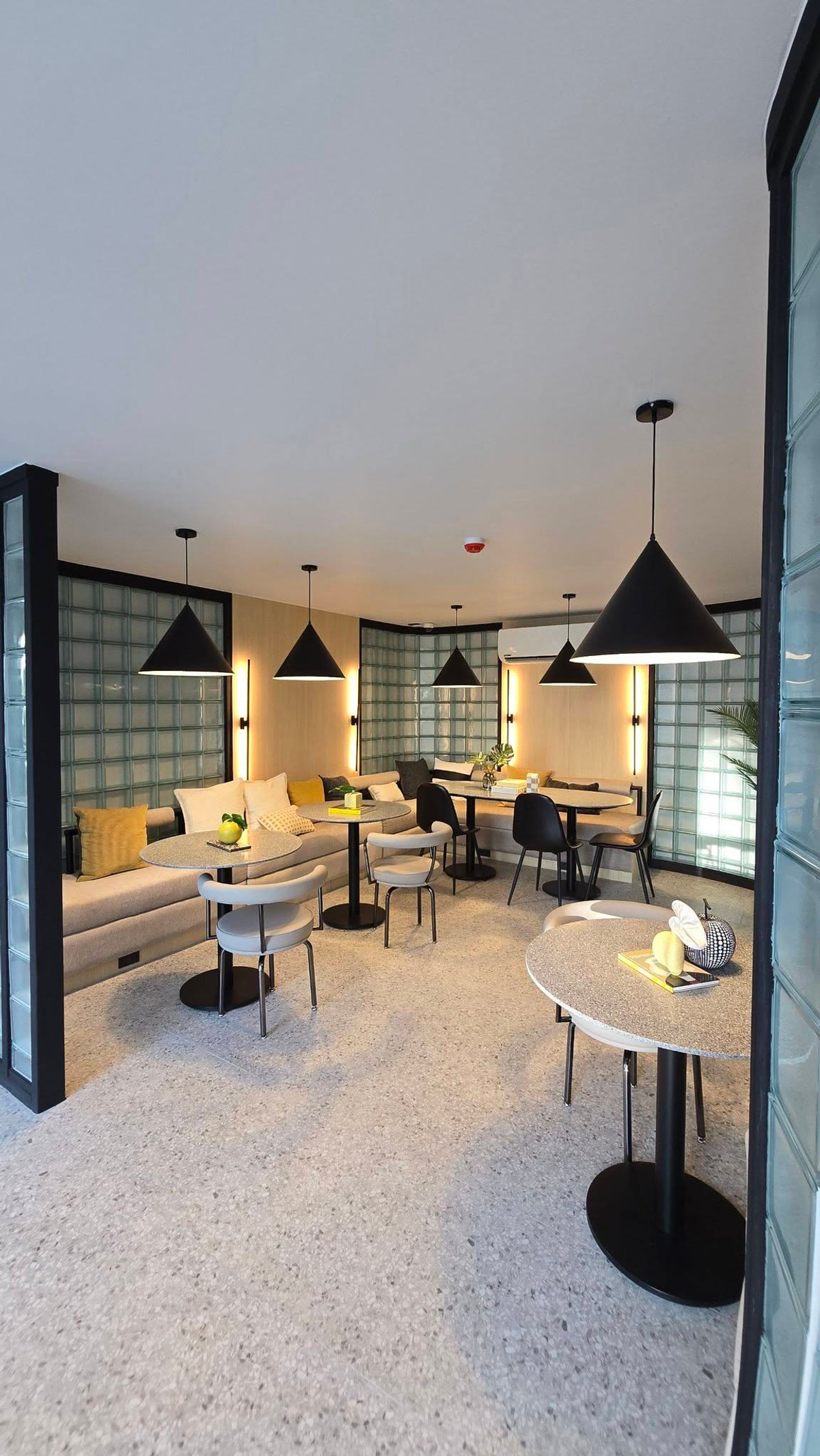 For RentCondoKasetsart, Ratchayothin : Chapter One More Kaset — Pool view, ready to move in!!