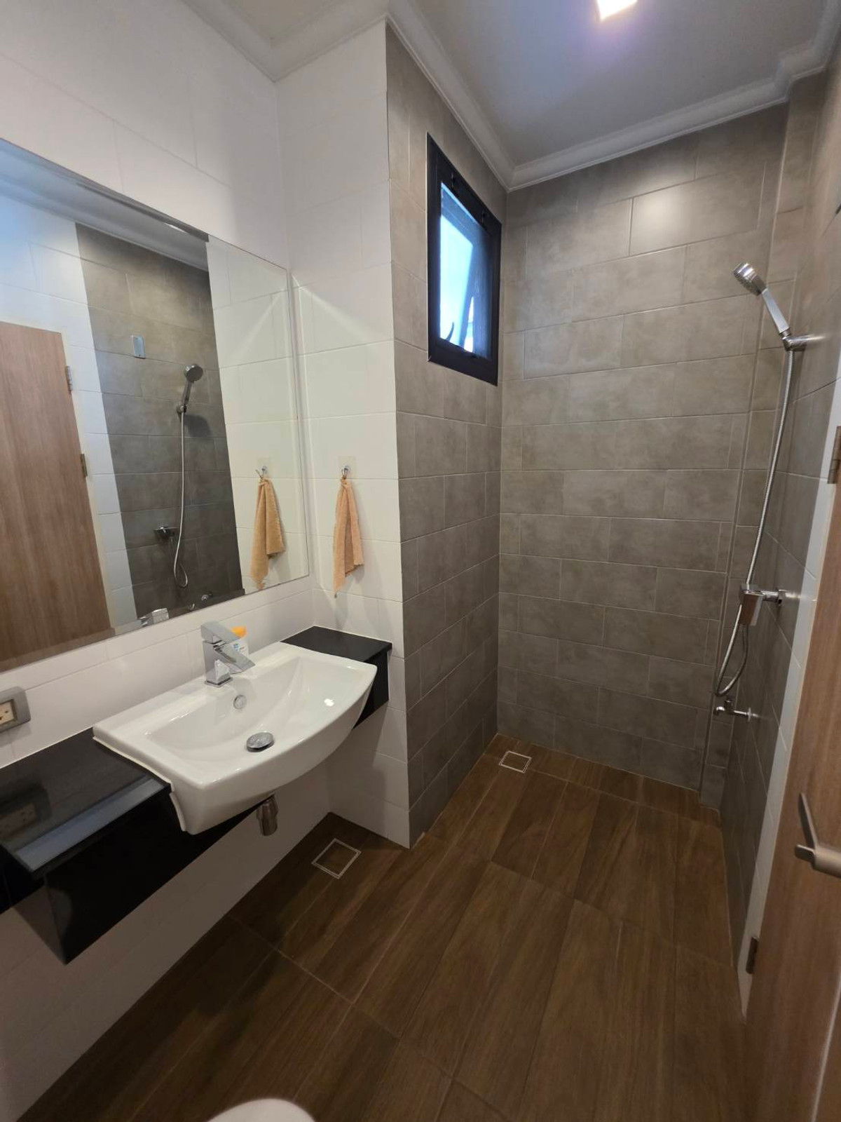 ขายบ้านลาดกระบัง สุวรรณภูมิ : ขายบ้านแฝด 3ชั้น สภาพบ้านใหม่มากๆ เจ้าของตกแต่งเสร็จแทบจะไม่ได้ใช้เลย 