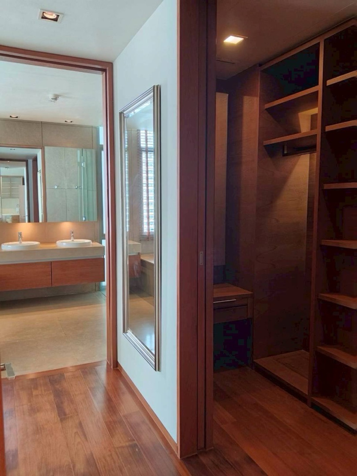 For RentCondoSathorn, Narathiwat : The Sukhothai Residences, luxury condo in the heart of the city, near BTS Saladaeng.