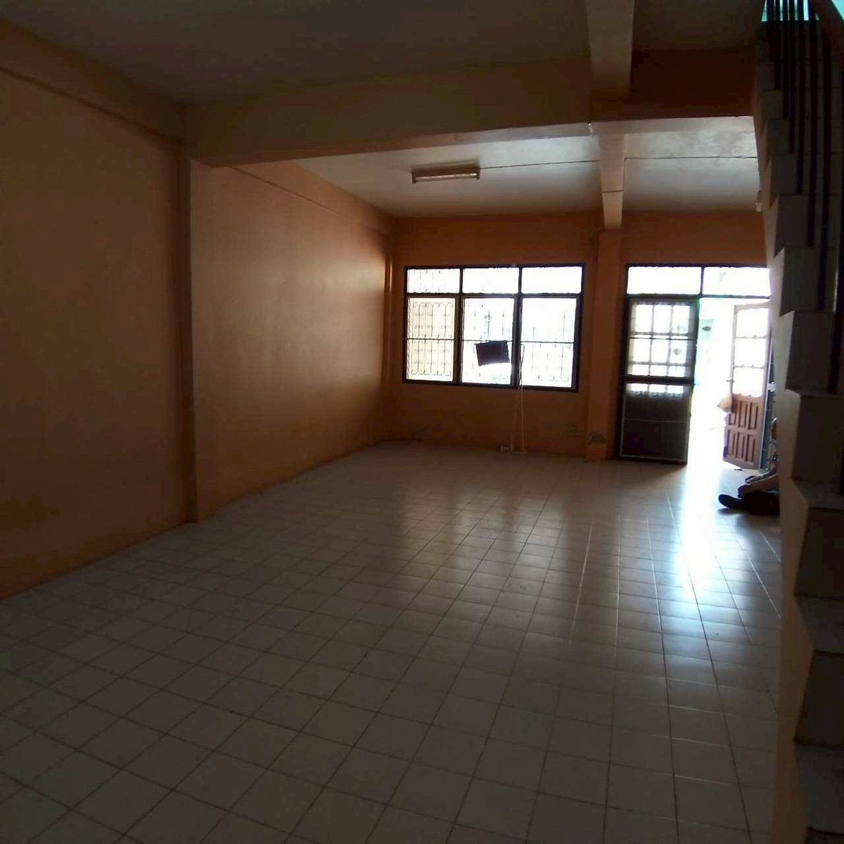 For SaleTownhomeSriracha Laem Chabang Ban Bueng : Townhouse in Soi Wat Wang Hin, Heart of Sriracha Convenient location with easy access, just 50 meters from Sukhumvit Road