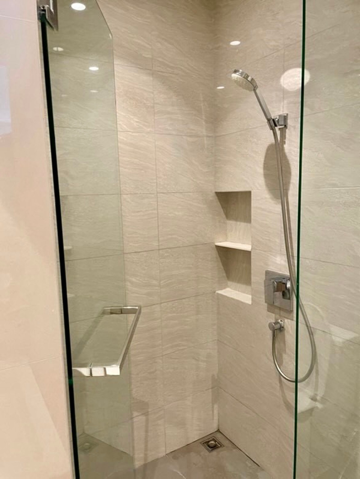 For SaleCondoSukhumvit, Asoke, Thonglor : Condo for sale that allows pets with tenants. Near Ekkamai BTS station