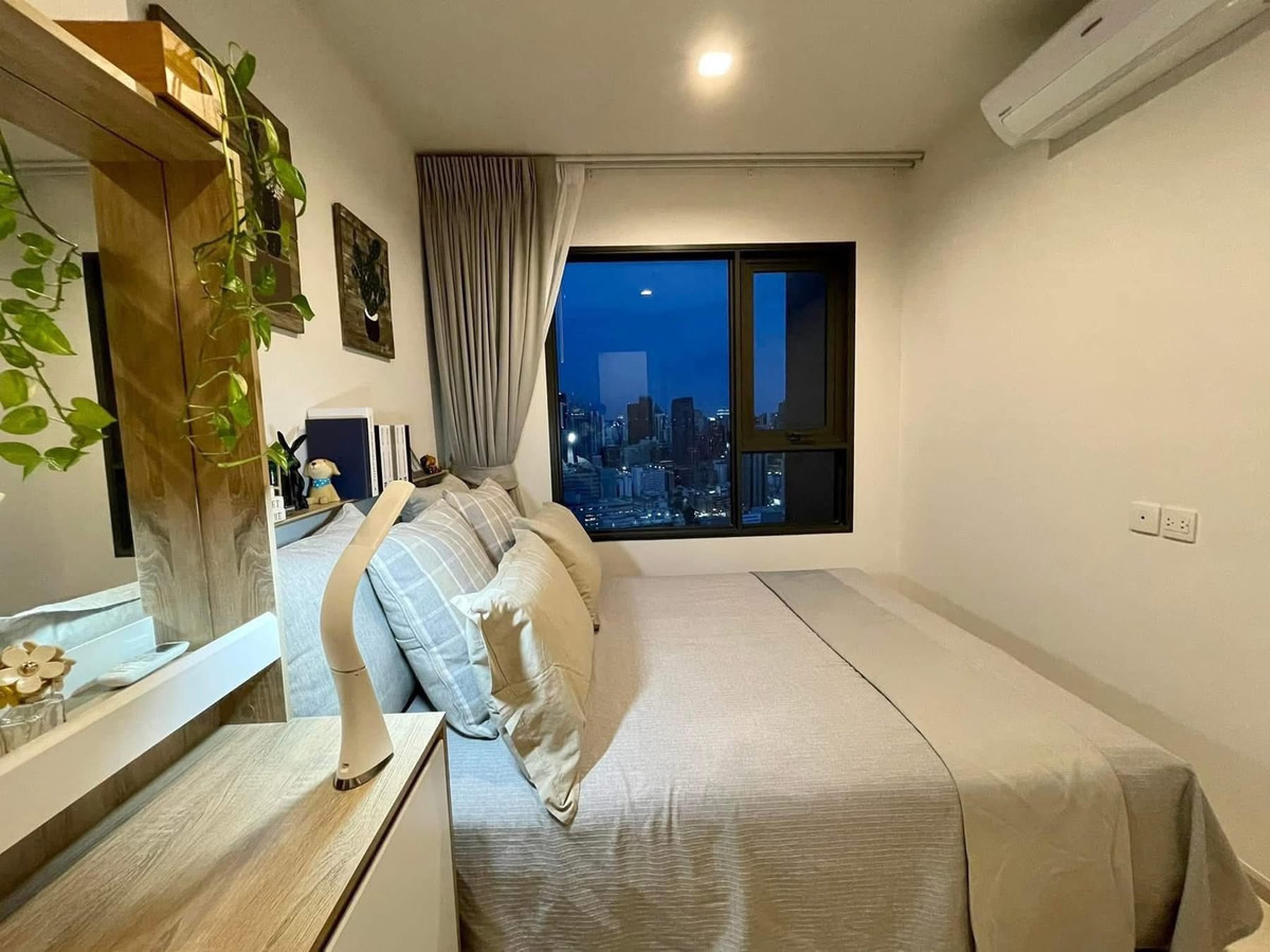 For RentCondoWitthayu, Chidlom, Langsuan, Ploenchit : ⭐️ Life One Wireless ⭐️ 2 Bed 2 Bath, luxury room, fully decorated. There is complete furniture ready to move in.