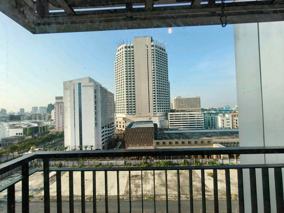 For RentCondoRatchadapisek, Huaikwang, Suttisan : FOR RENT: Spacious 2-Bedroom Unit with Enclosed Kitchen