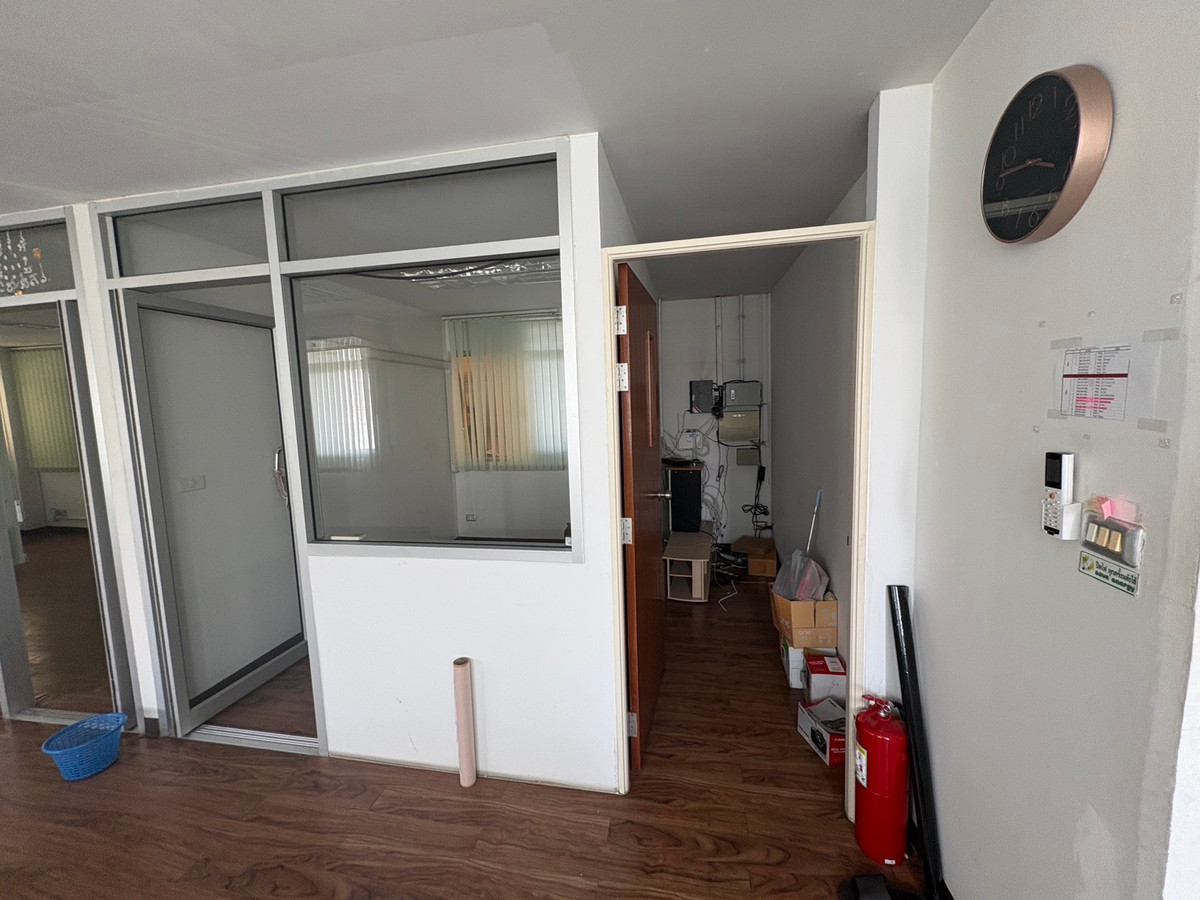 For RentOfficeSamut Prakan,Samrong : Commercial building for rent, Racha Thewa, Bang Phli, area 135 sq m., easy access to the industrial estate.