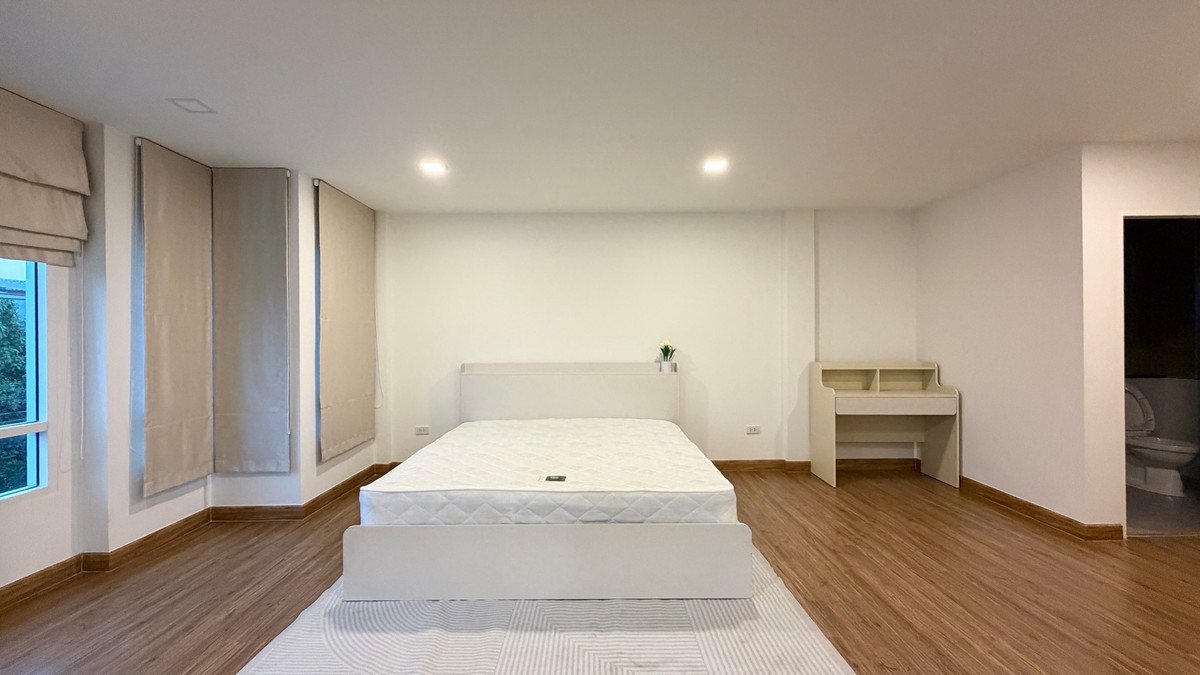 ให้เช่าอ่อนนุช อุดมสุข : บ้าน 3 ชั้น ตกแต่งสวยงาม ให้เช่า ย่านอ่อนนุช-ศรีนครินทร์ ใกล้ปิงมาร์เช่ปาร์ค เพียง 800 เมตร