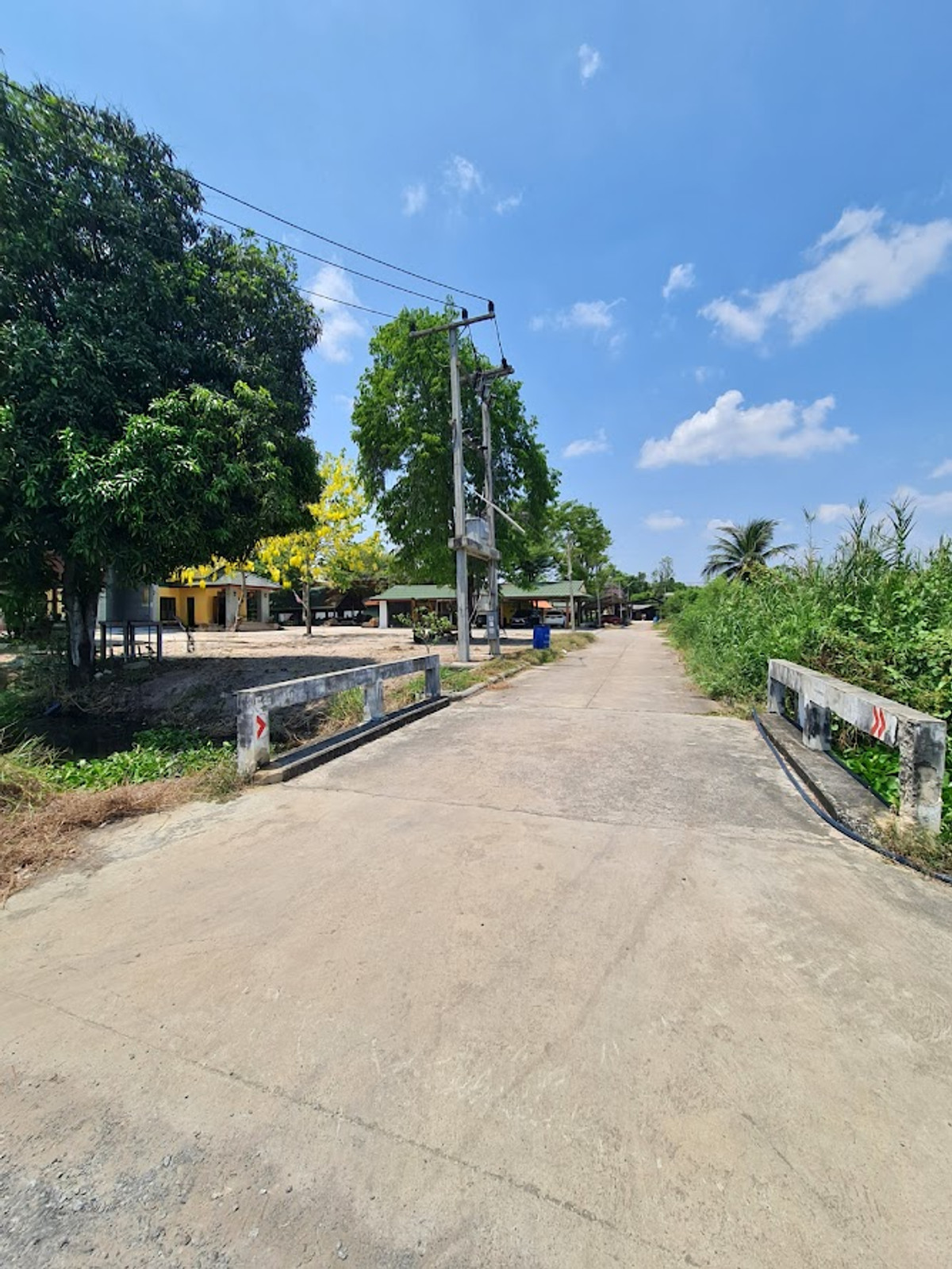 For SaleLandNakhon Pathom : Land for sale in Nakhon Pathom, Sam Phran District, with buildings, total area 6-3-79 rai, near Phetkasem Road.