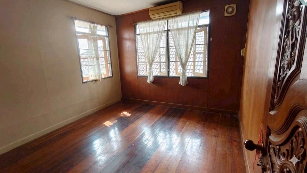 For SaleHousePhitsanulok : For sale: semi-concrete teak house, beautiful, classic, prime location in the heart of Phitsanulok city. Near Central-Buddhist Hospital