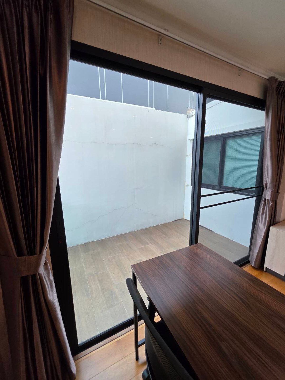 ขายบ้านลาดกระบัง สุวรรณภูมิ : ขายบ้านแฝด 3ชั้น สภาพบ้านใหม่มากๆ เจ้าของตกแต่งเสร็จแทบจะไม่ได้ใช้เลย 