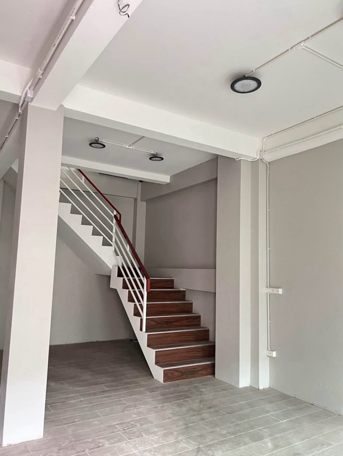 For RentShop HouseYaowarat, Banglamphu : For rent, commercial building, Yaowarat - Ratchawong, near MRT, Wat Mangkorn / Suea Pa / Yaowarat Road, tourist attractions.