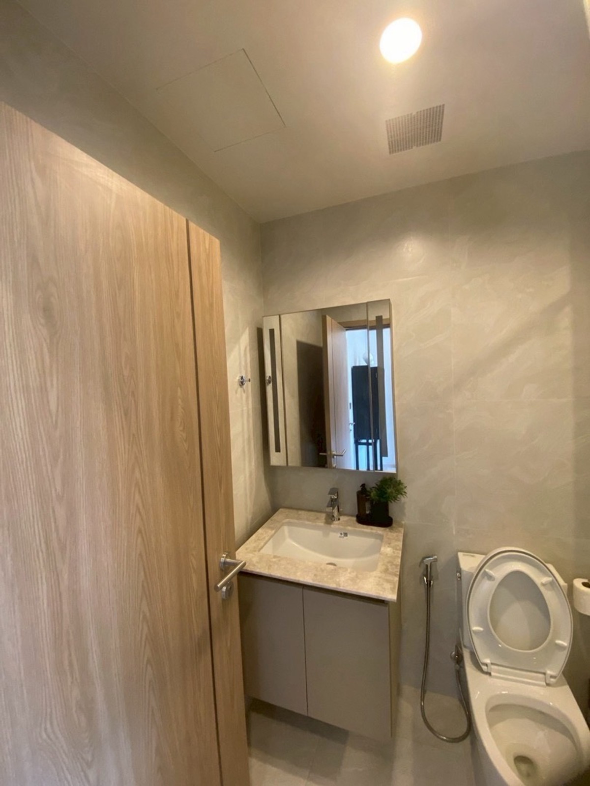 For RentCondoRama9, Petchburi, RCA : pynn soonvijai 3 bedroom ready to move in