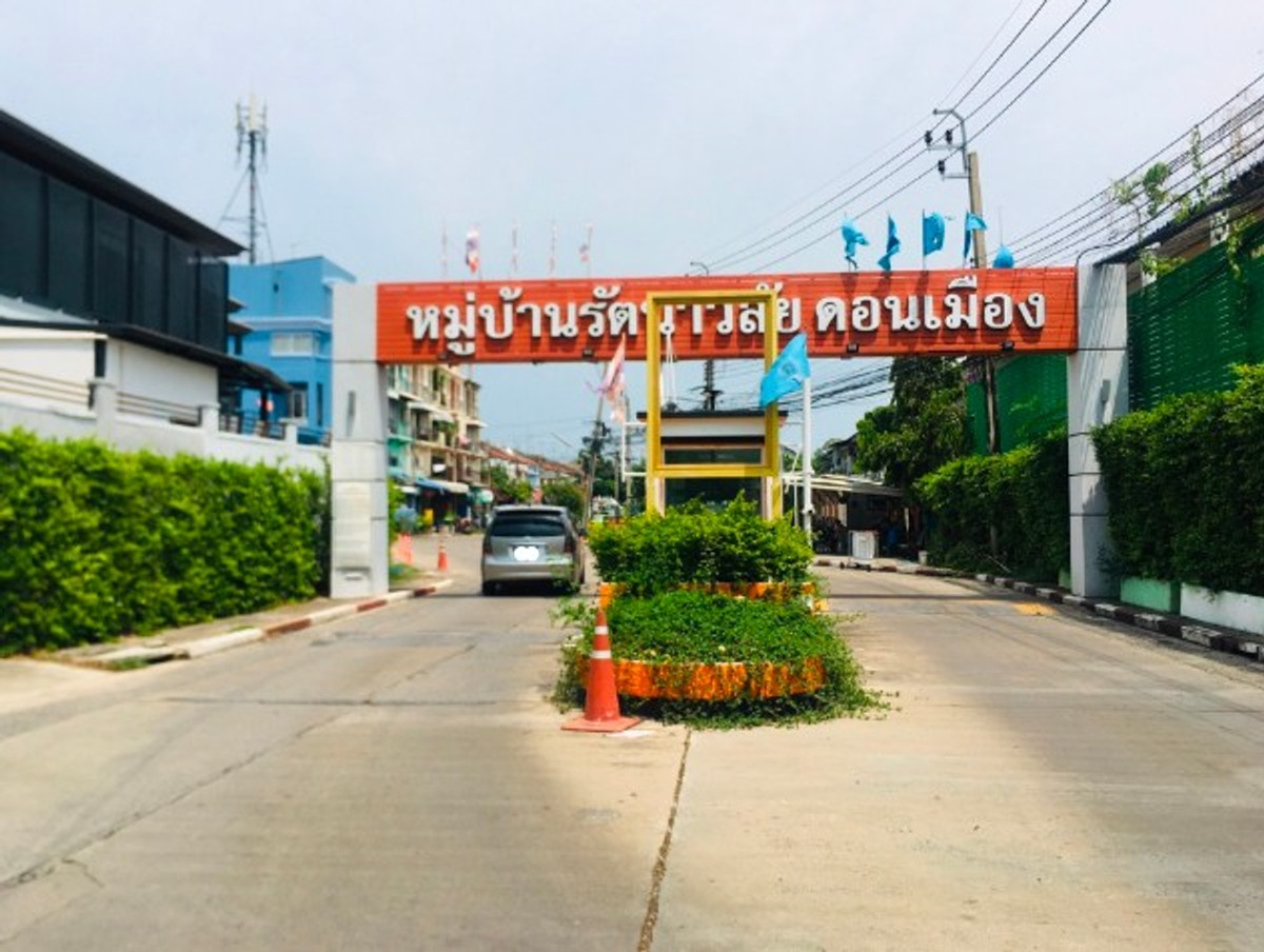 For SaleTownhomeVipawadee, Don Mueang, Lak Si : Newly renovated house for sale, 2-story townhouse, 16 sq m, Rattanawalai Village. Near Don Mueang Airport and the Red Line.