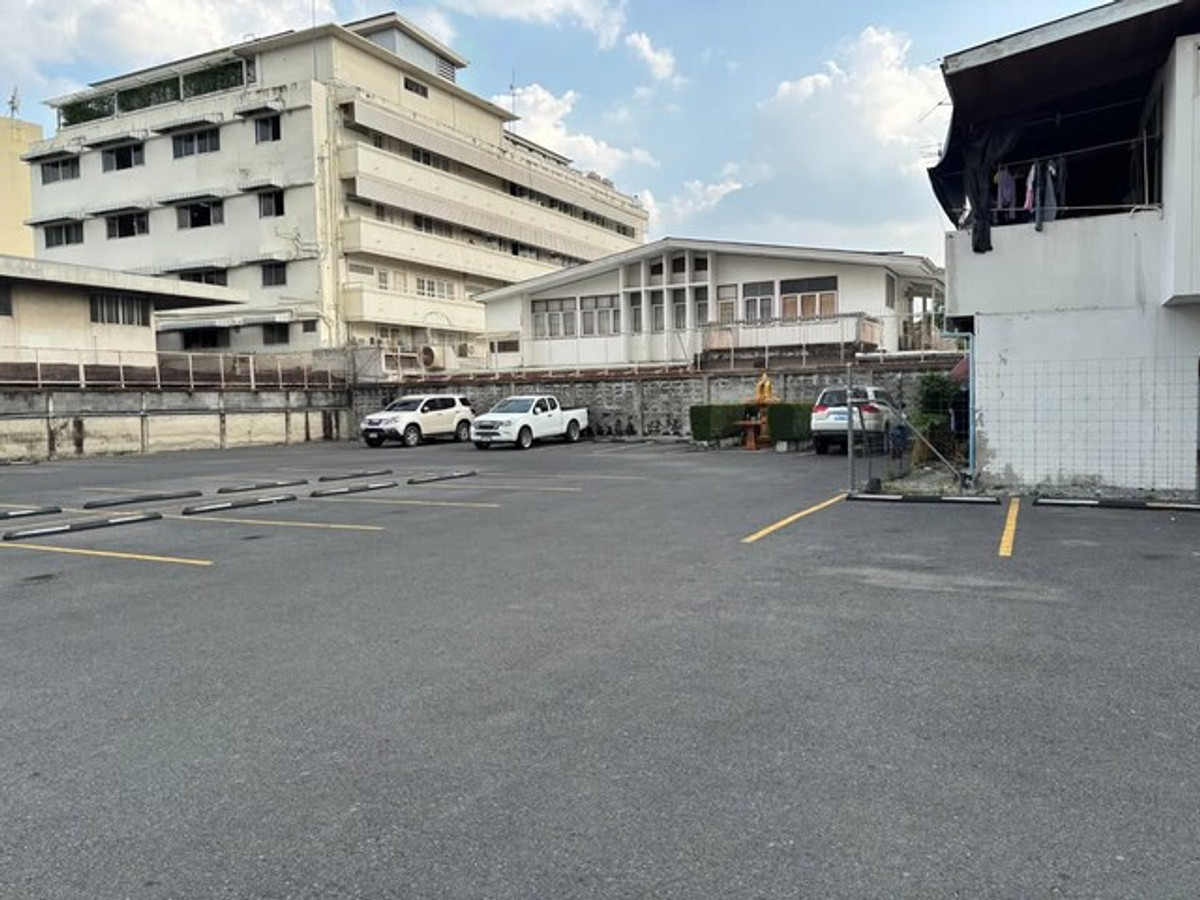For RentLandSathorn, Narathiwat : HR3344 Land for rent, prime location, 300 sq m, in the heart of Sathorn-Chan Road (Soi 28), connected to CBD Sathorn-Silom-Rama 3 in a few minutes.