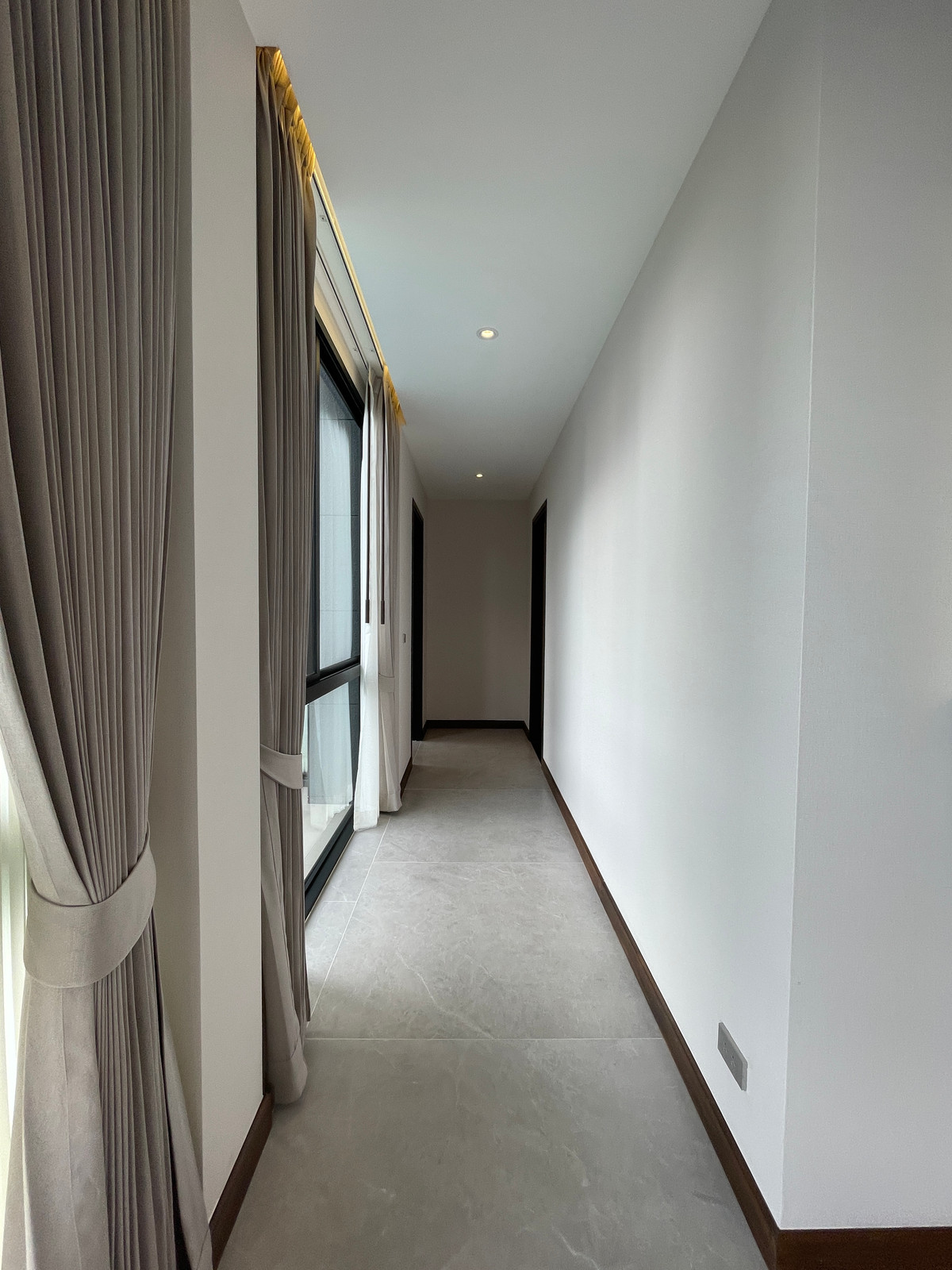 ขายบ้านเลียบทางด่วนรามอินทรา : "หนึ่งเดียวบนเลียบด่วน! Cira Residences บ้านเดี่ยว Ultra-Luxury 3.5 ชั้น พื้นที่ 845 ตร.ม. พร้อมสระว่ายน้ำส่วนตัว | ใกล้ทองหล่อ-พระราม 9 เพียงไม่กี่นาที (สังคมส่วนตัวเพียง 9 ยูนิต)"