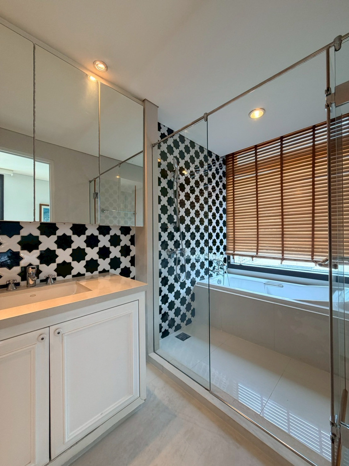 For RentCondoSukhumvit, Asoke, Thonglor : 🏙️ Condo for Rent at Aguston Sukhumvit 22 | Beautiful Unit, Pet Friendly 🐾 Luxury living in the heart of Sukhumvit with comfort and style ✨