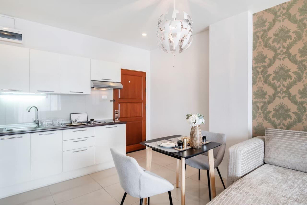 For RentCondoRatchadapisek, Huaikwang, Suttisan : For rent Baan Klang Krung Resort, prime location in Ratchada! Big room 63.5 sq m., near MRT Huai Khwang, only 17,900/month.