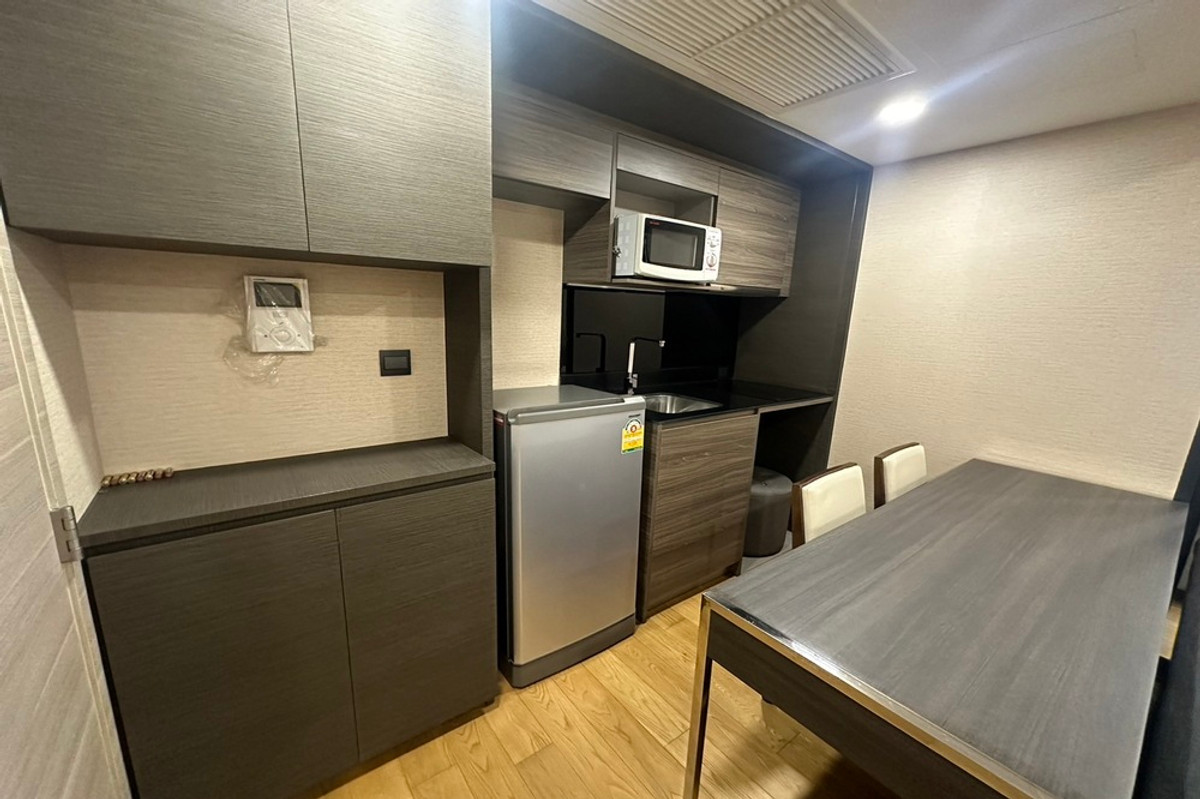 ให้เช่าคอนโดวิทยุ ชิดลม หลังสวน : 🔥 เช่าด่วน !! Klass Langsuan, 1 ห้องนอน, 1 ห้องน้ำ, มีอ่างอาบน้ำ, ทำเลดีในหลังสวน !!🔥Code C20251000023 แต่งครบ, พร้อมเข้าอยู่📣📣