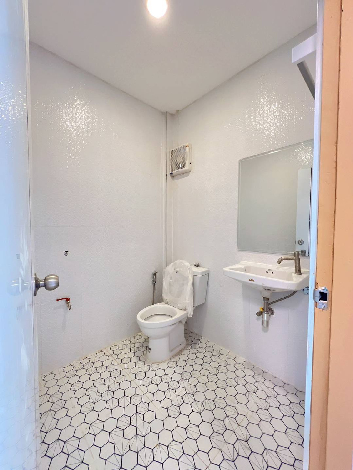 ขายทาวน์โฮมนนทบุรี บางใหญ่ บางบัวทอง : ขายทาวน์เฮาส์วงศ์ชัยนคร บางรักใหญ่ 18 ตร.ว. ใกล้ MRT บางรักใหญ่ 800 ม. มีเทอเรส ฟรีโอน