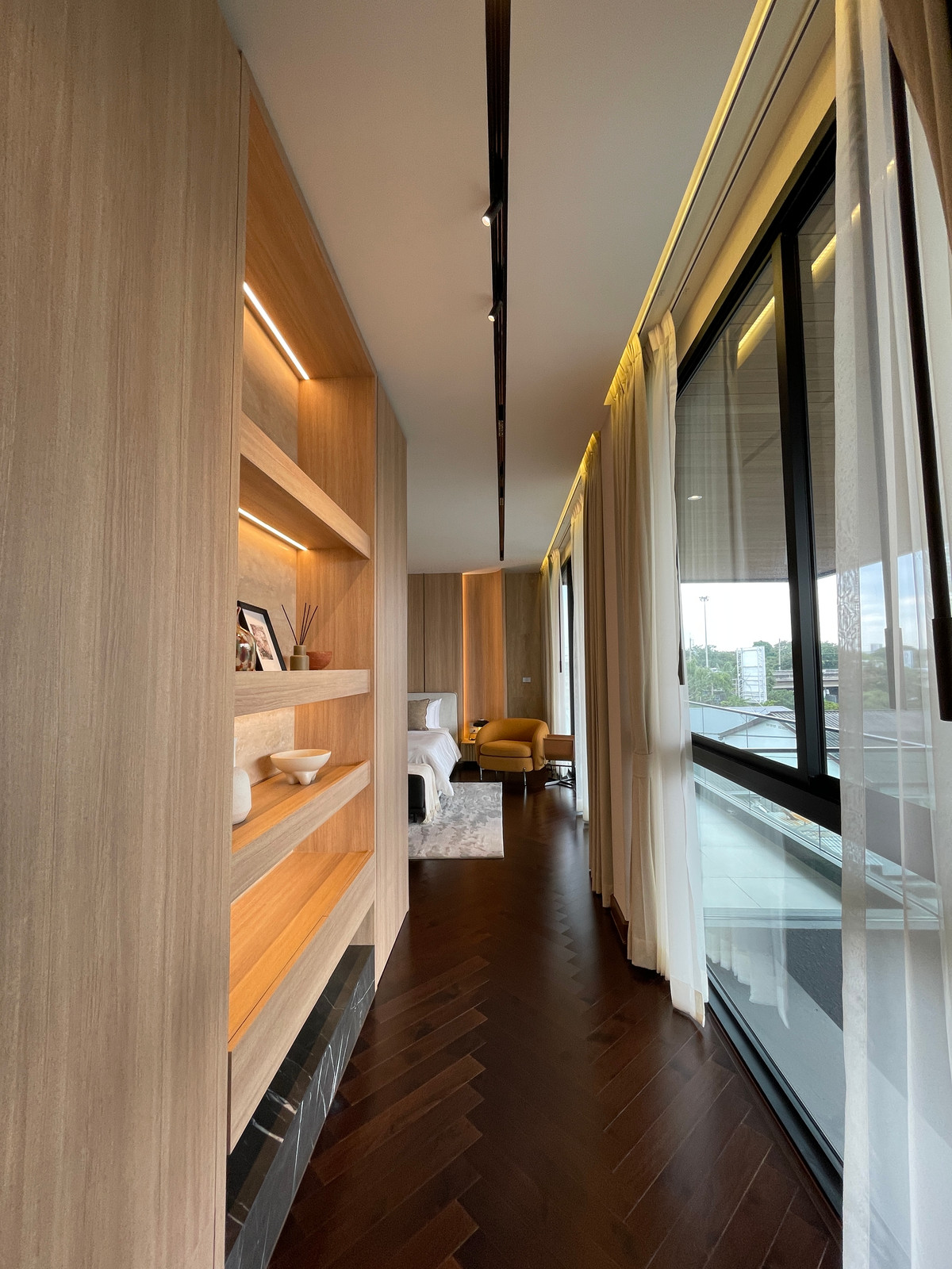 ขายบ้านเลียบทางด่วนรามอินทรา : "หนึ่งเดียวบนเลียบด่วน! Cira Residences บ้านเดี่ยว Ultra-Luxury 3.5 ชั้น พื้นที่ 845 ตร.ม. พร้อมสระว่ายน้ำส่วนตัว | ใกล้ทองหล่อ-พระราม 9 เพียงไม่กี่นาที (สังคมส่วนตัวเพียง 9 ยูนิต)"