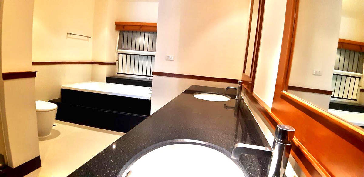 ให้เช่าคอนโดสาทร นราธิวาส : ให้เช่า คอนโด 3 ห้องนอน 200 ตร.ม.  Pet Friendly  ใกล้ BTS ช่องนนทรี  