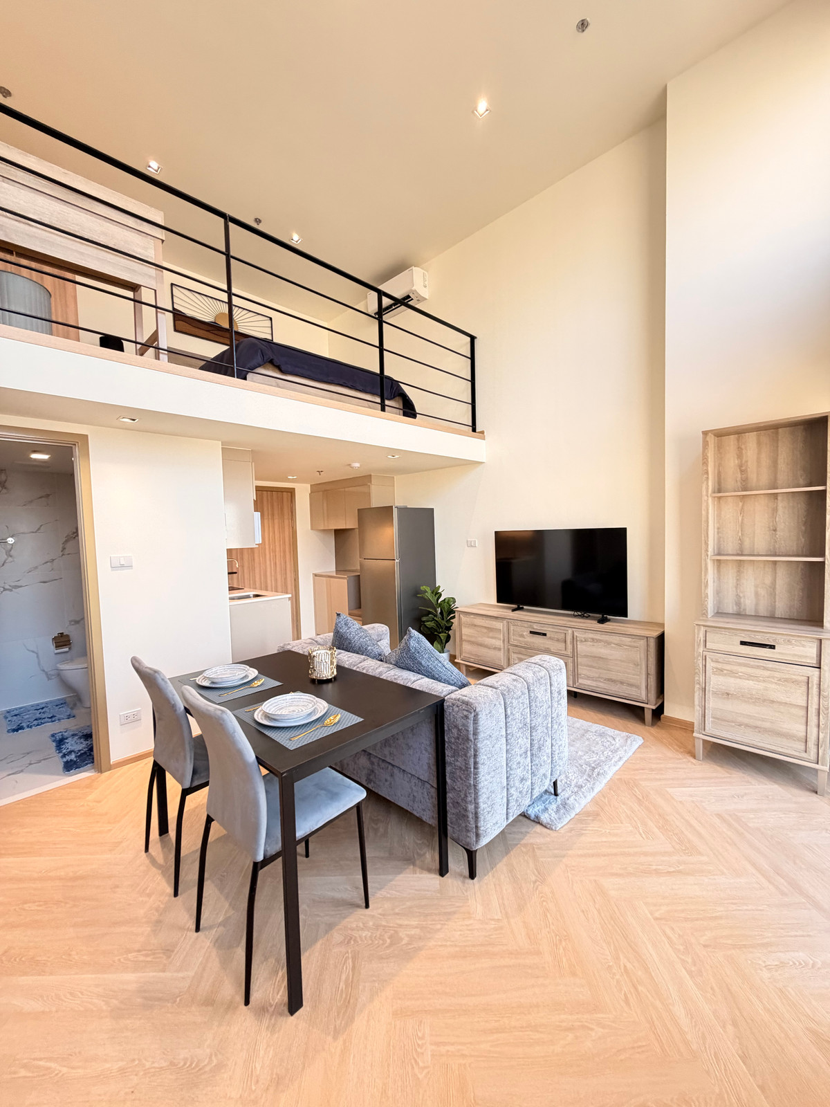 For RentCondoWongwianyai, Charoennakor : Loft Duplex room, fully furnished, ready to move in, free WiFi throughout the contract.