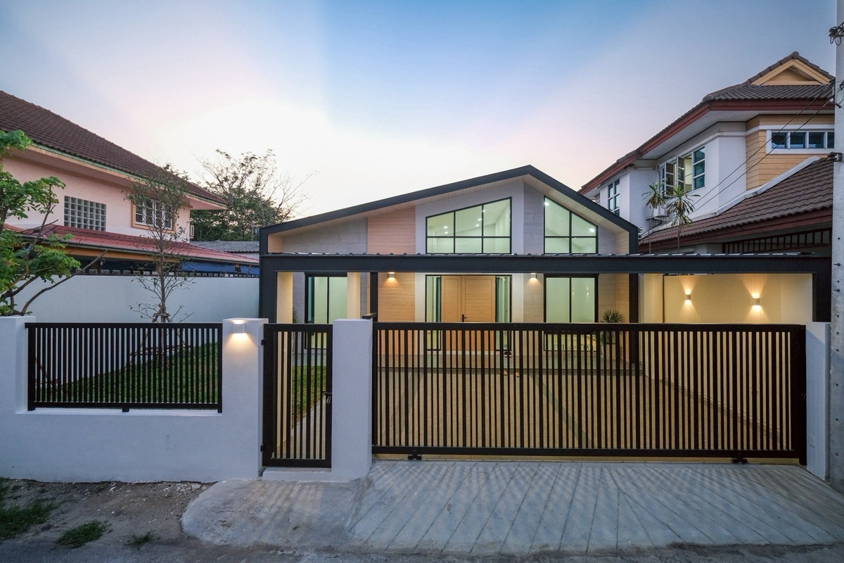 ขายบ้านลาดพร้าว101 แฮปปี้แลนด์ : บ้านเดี่ยวชั้นเดียว หลังริม 
หน้าบ้านไม่ชนกับใครค่ะ 