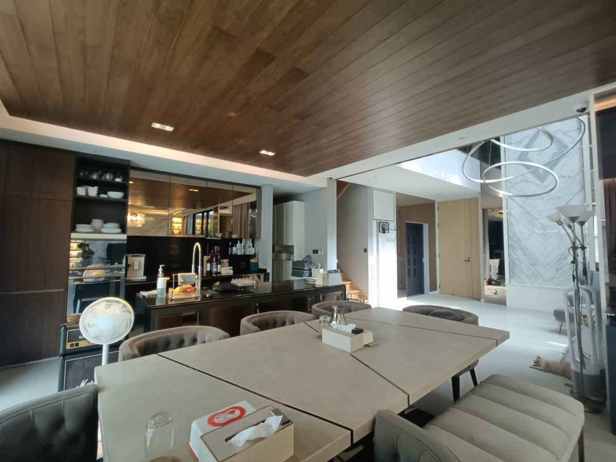 For SaleHousePattanakan, Srinakarin : ★Luxury house for sale at a price of 41 million baht with an elevator and private swimming pool. The atmosphere is very quiet. Close to shopping and surrounded by food sources. @The Urban Reserve Rama 9-Motorway