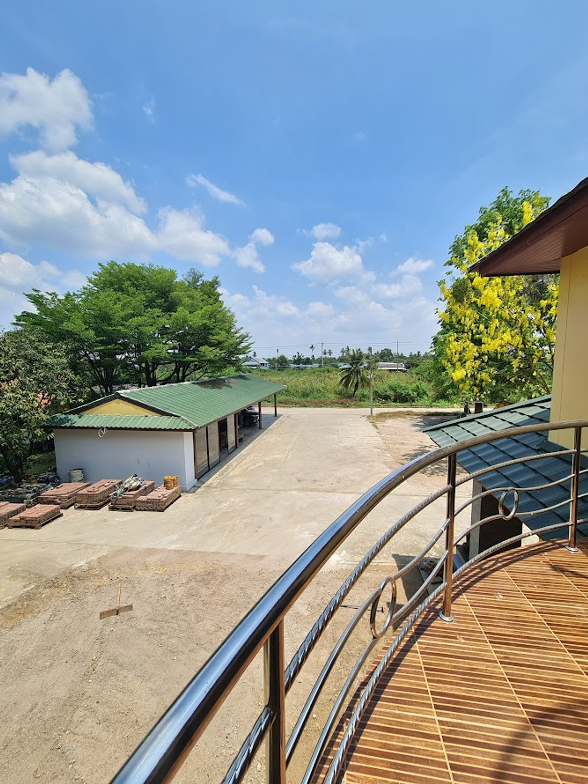 For SaleLandNakhon Pathom : Land for sale in Nakhon Pathom, Sam Phran District, with buildings, total area 6-3-79 rai, near Phetkasem Road.