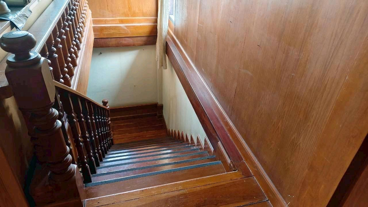 For SaleHousePhitsanulok : For sale: semi-concrete teak house, beautiful, classic, prime location in the heart of Phitsanulok city. Near Central-Buddhist Hospital