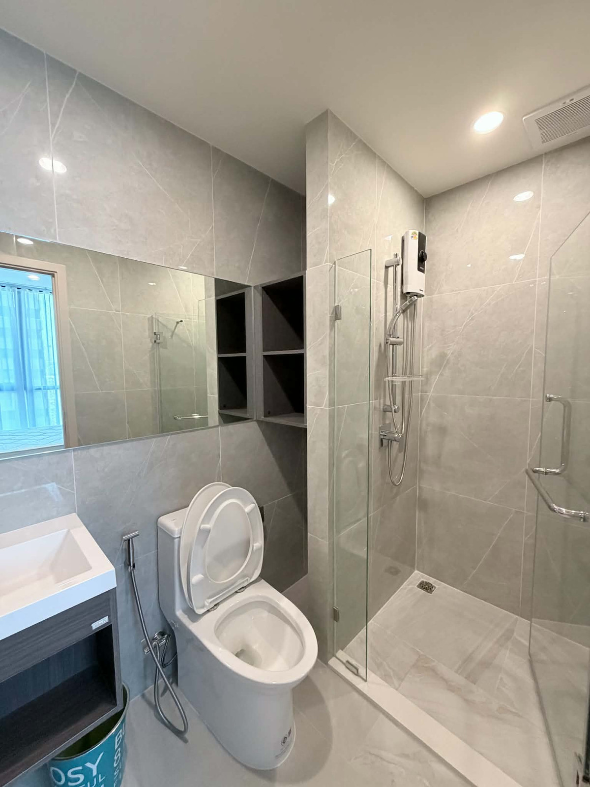 For RentCondoRama9, Petchburi, RCA : 2 Bed 2 Bath W/Larger Livingroom for rent at Nue District R9 condo just beside MRT Rama9