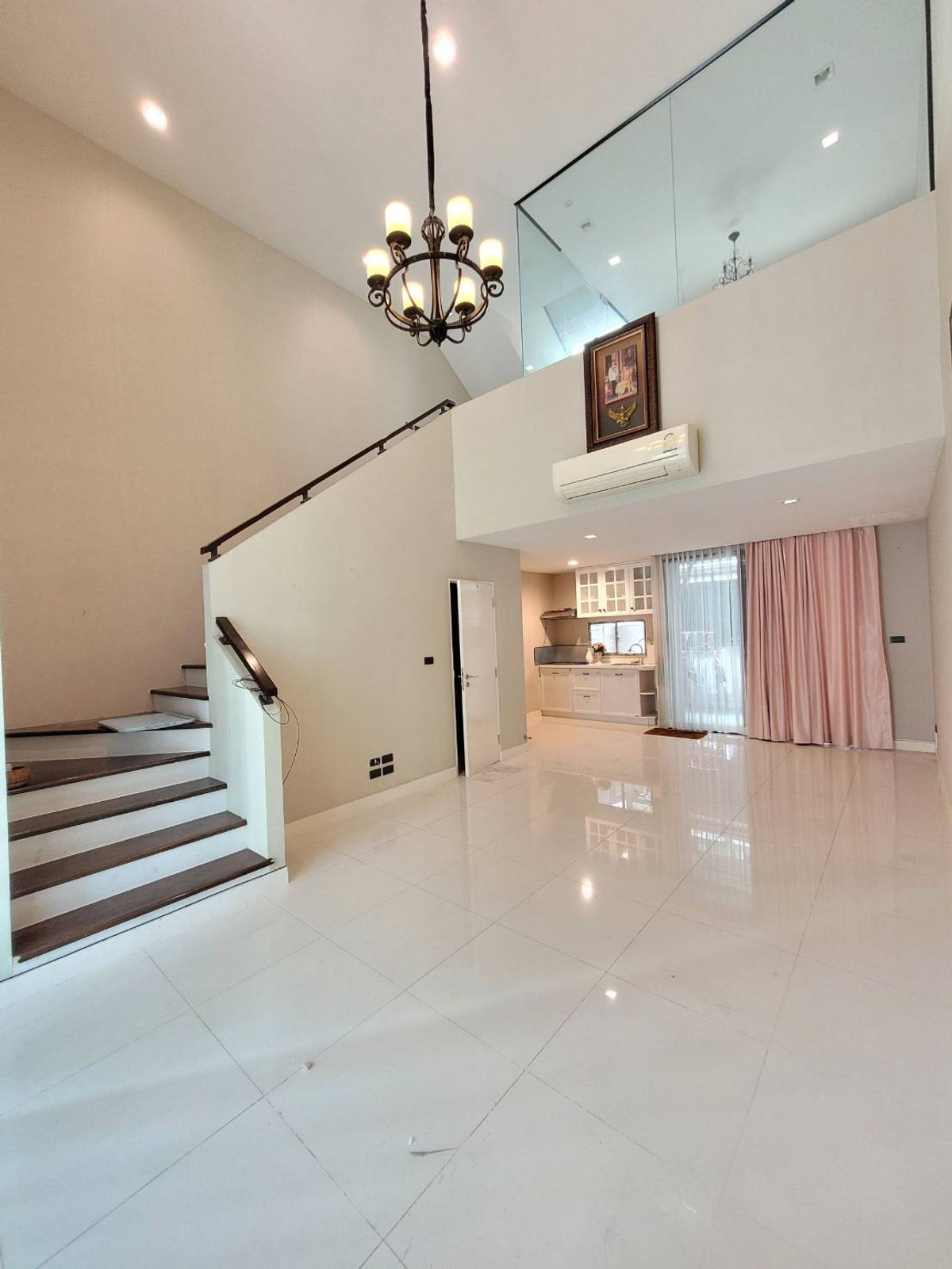 ขายทาวน์โฮมเกษตรศาสตร์ รัชโยธิน : ทาวน์โฮม 4ชั้น ซอยวิภาวดี64 เข้าออกได้หลายทาง ใกล้สนามบิน โถงเพดานสูง แบบ double volume ตกแต่งใหม่หมด