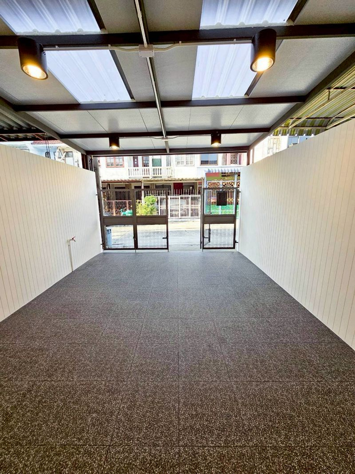 ขายทาวน์โฮมวิภาวดี ดอนเมือง หลักสี่ : ขาย ‼️ ทาวน์เฮ้าส์ หมู่บ้านอยู่เจริญ 2 ชั้น เนื้อที่ 17.5 ตารางวา 2 ห้องนอน 2 ห้องน้ำ ซอยวิภาวดีรังสิต 37 ติดถนนวิภาวดีรังสิต แขวงสนามบิน เขตดอนเมือง กรุงเทพมหานคร (ทำเลดี ตรงข้ามสนามบินดอนเมือง )